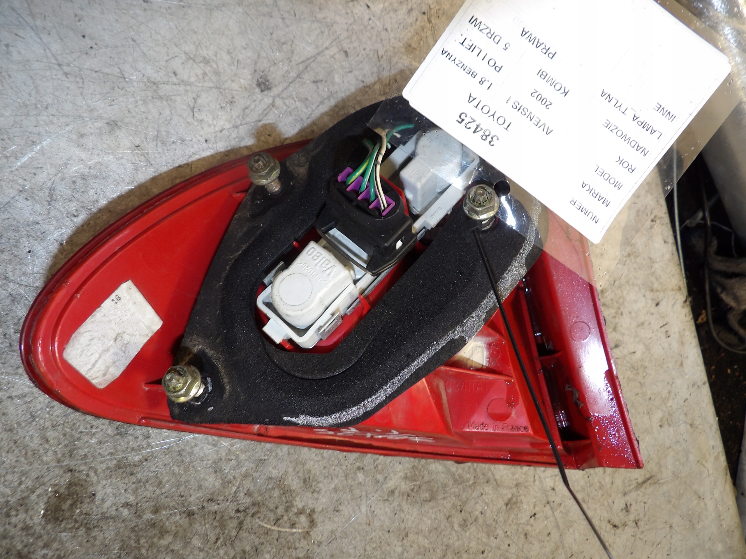 Toyota Avensis and light rear right