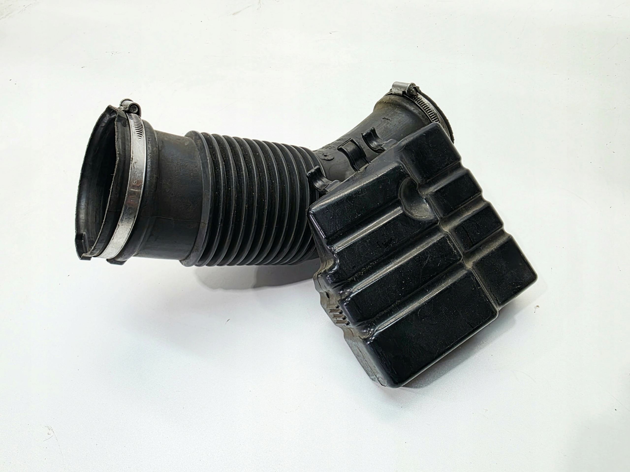hose pipe air hose AUDI A6 C6 2.4 3.2 06E129629E