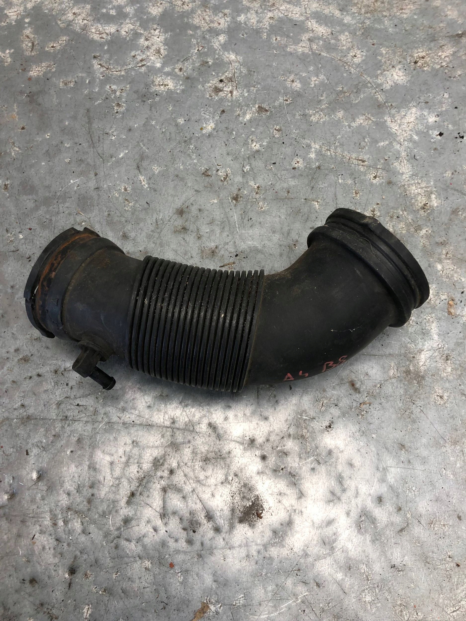 pipe air hose AUDI A4 B8 A5 06H129629F