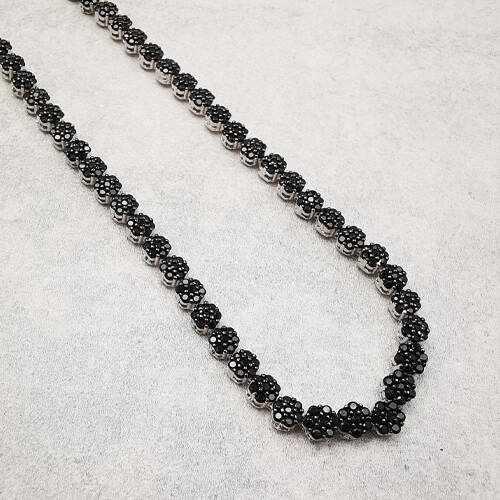 Stříbrná náušnice zdobená černými zirkony