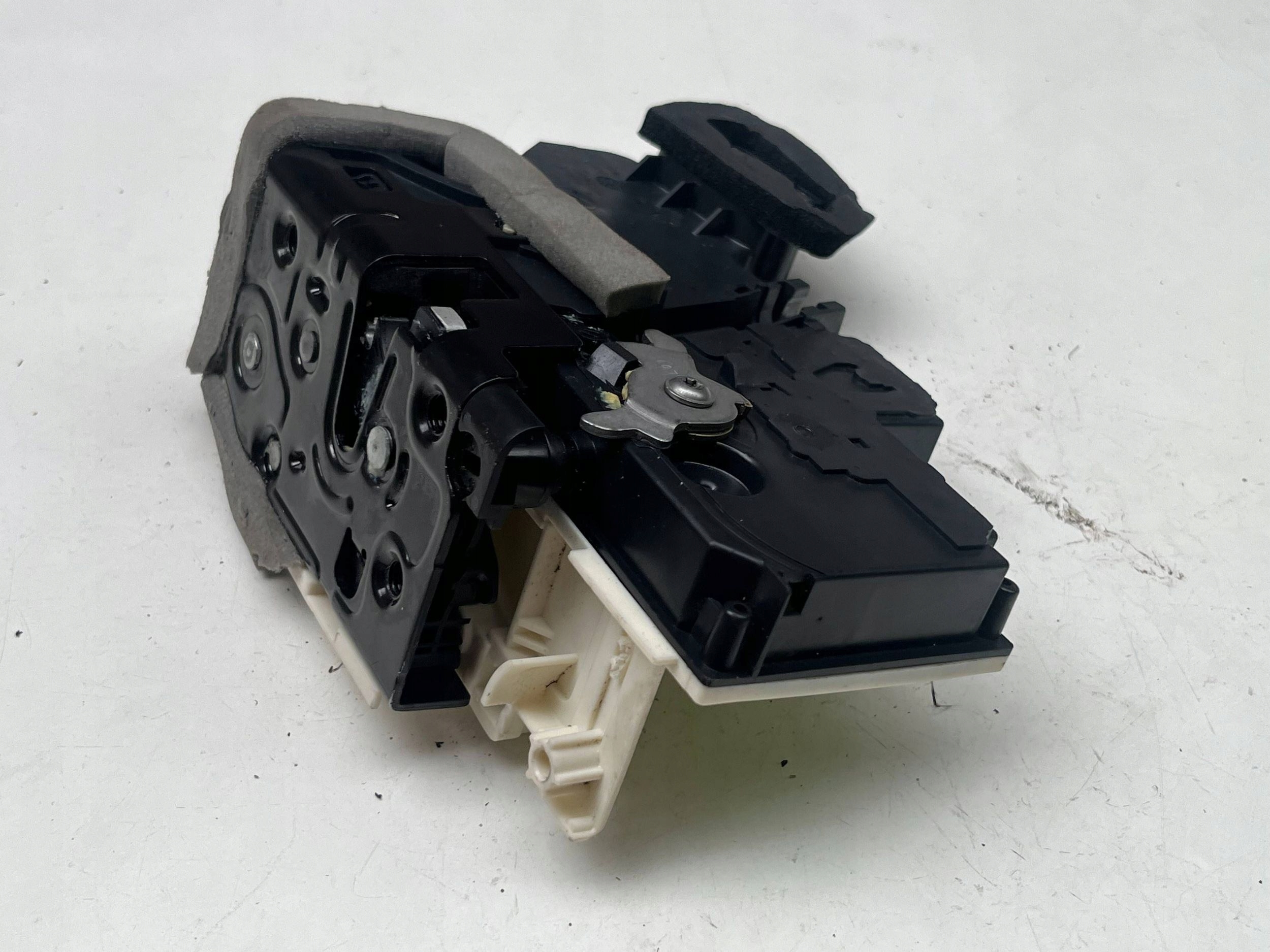 AUDI A6 A7 Q8 lock door left rear part 4K0839015Q @M