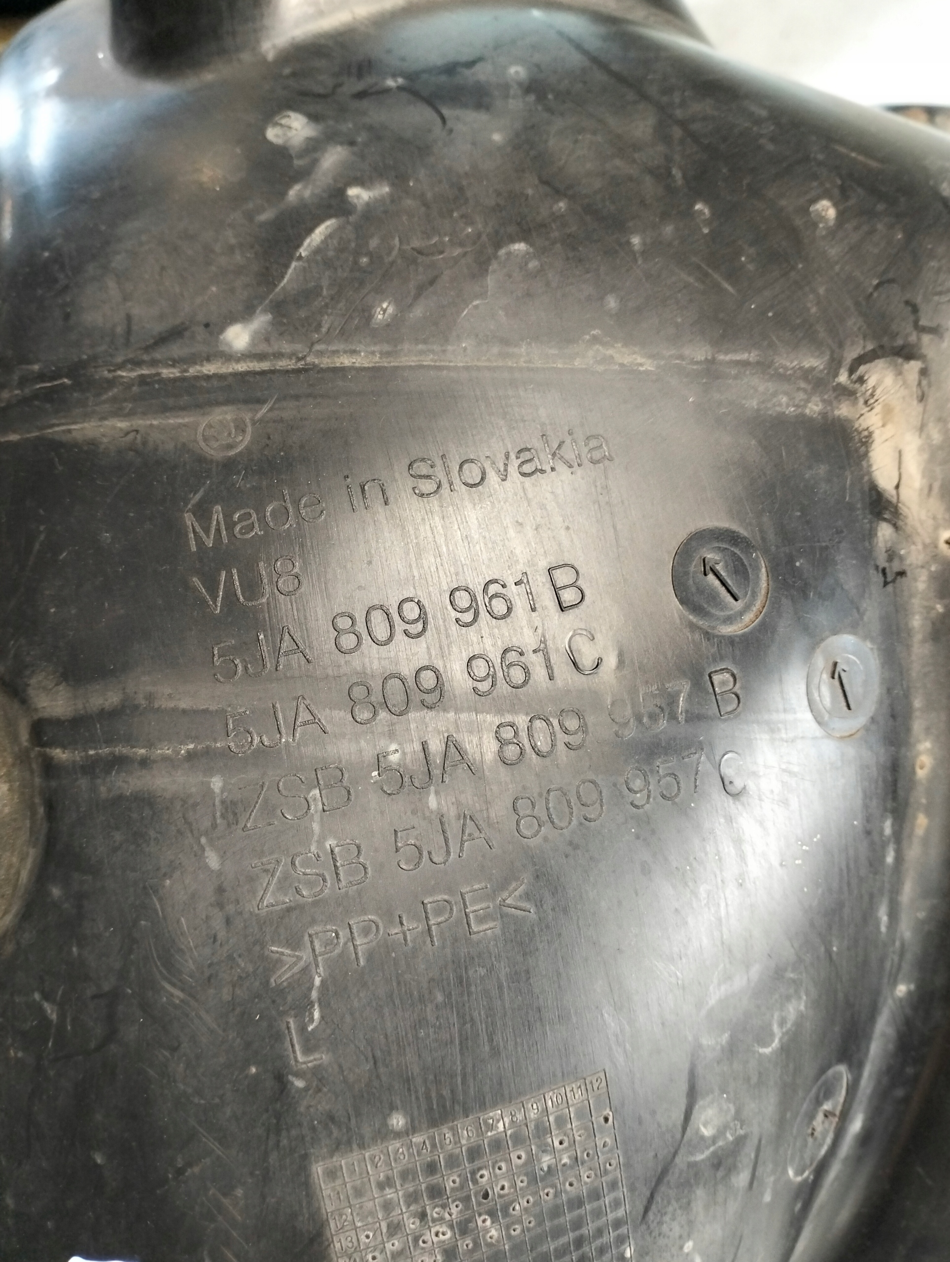 SKODA RAPID 2015r mudguard left front 5JA809961B