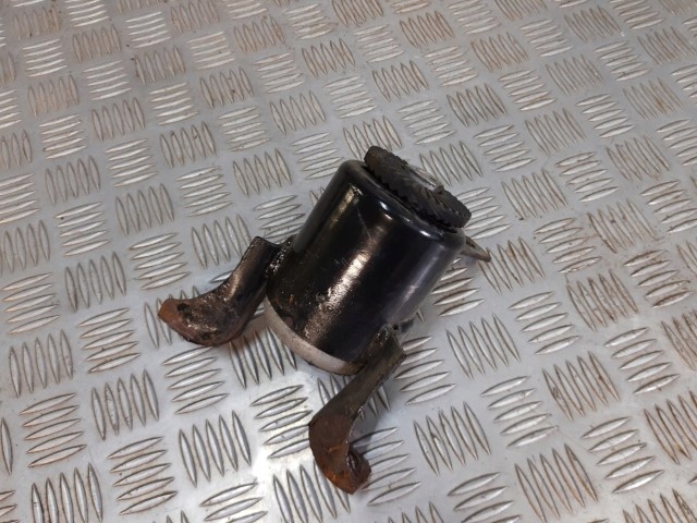 8V51 6F012 - FORD FIESTA MK7 1.6 TDCI ПОДУШКА ДВИГУНА