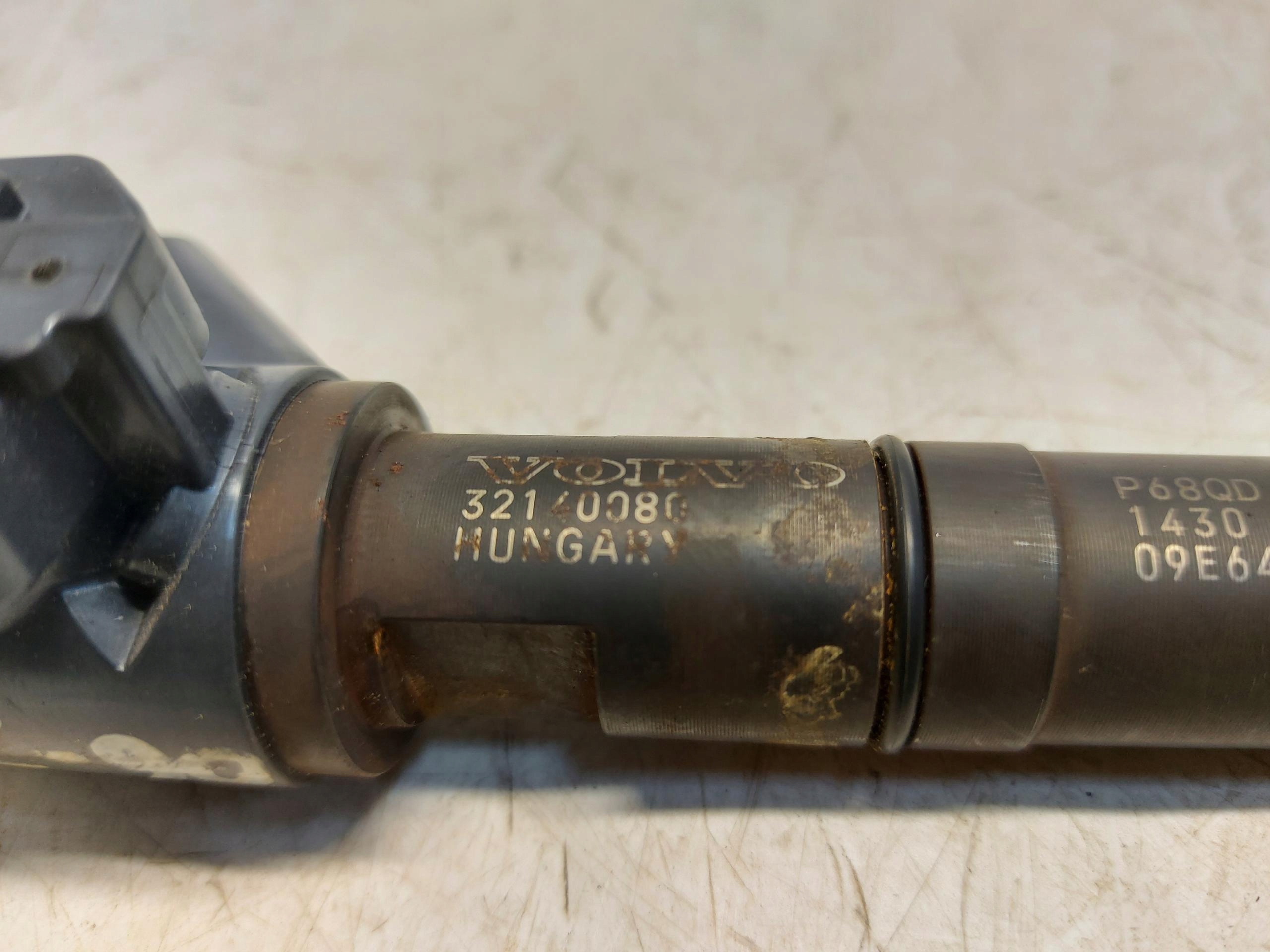 VOLVO XC90 II B5 2.0 TD injector 32140080