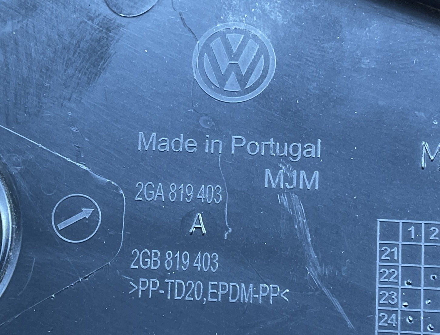 VW T-ROC and 2017- torpedo cover under the window grid left 2GA819403A