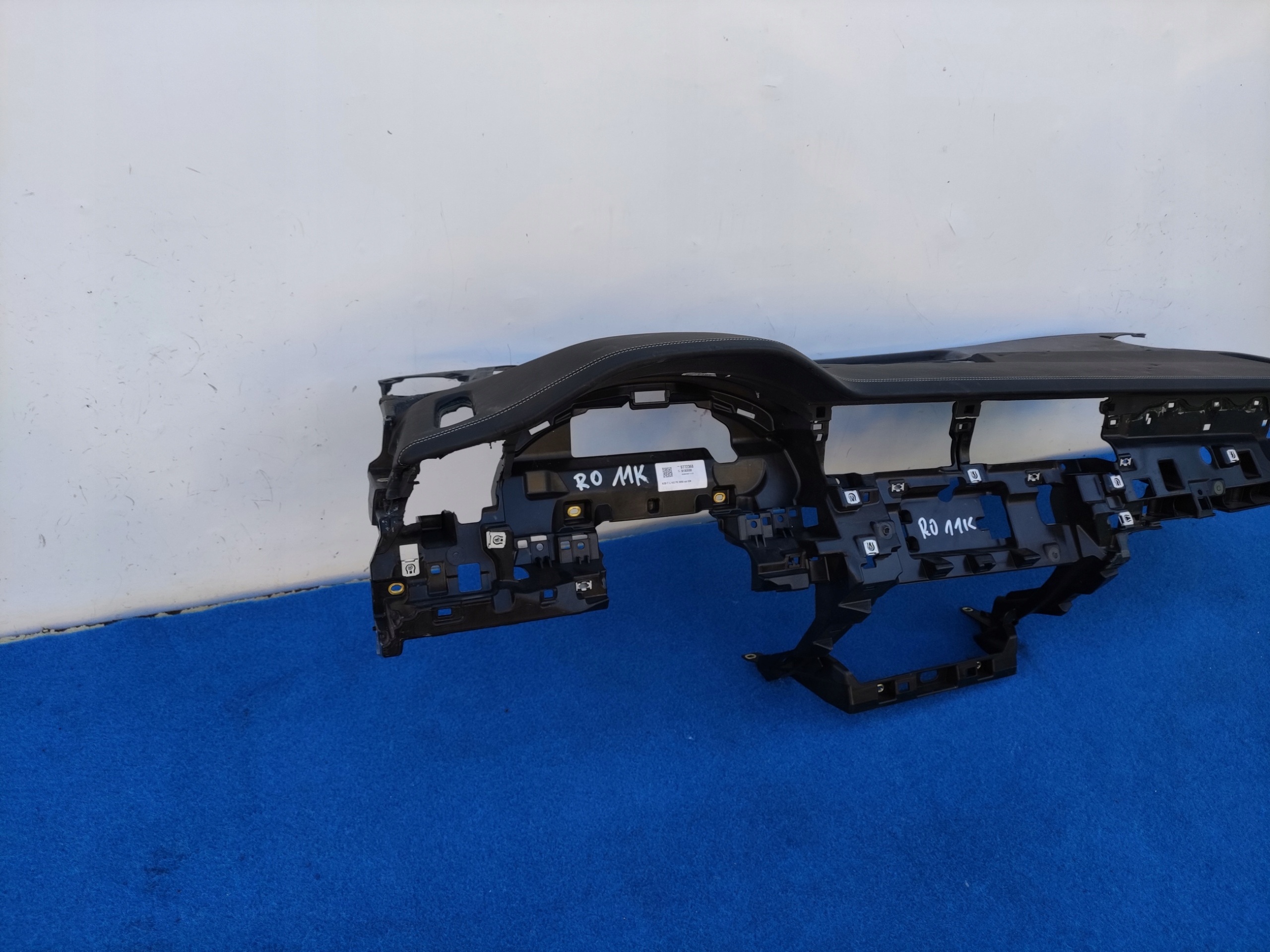 AUDI Q8 4M8 console dashboard instrument panel cockpit 4M3853033 RO11K