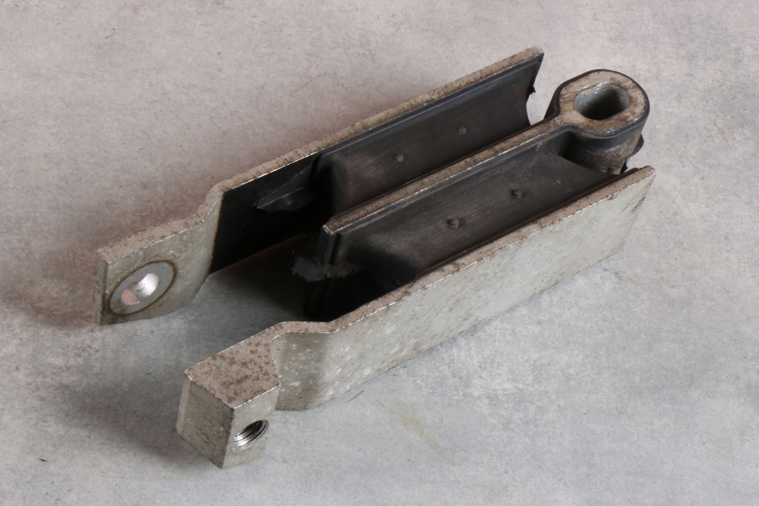 VOLVO XC60 and D4 2.0d D4204T14 support engine mount 9487476