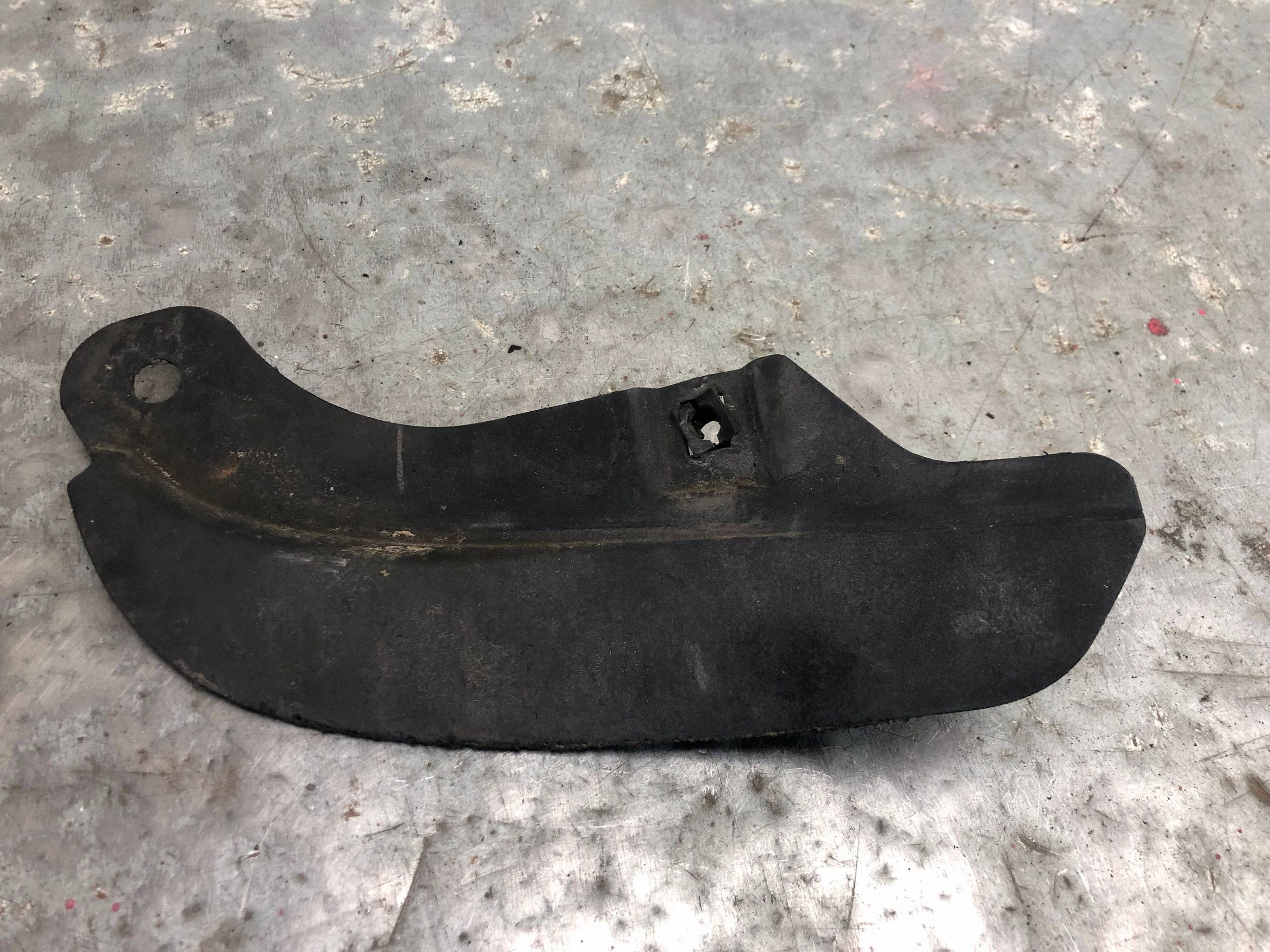 Schmutzfänger links vorne AUDI A4 B7 8E0853887A