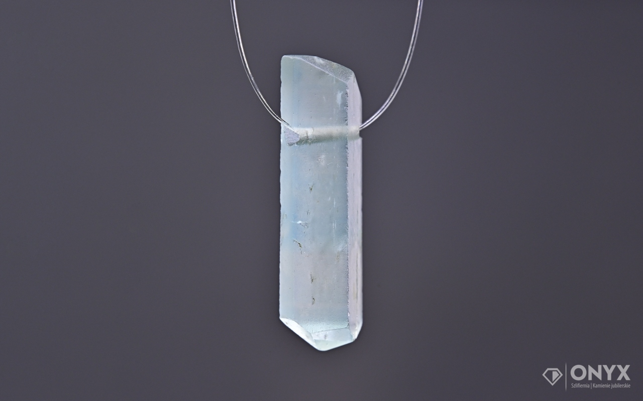 Akvamarín provrtaný přírodní křišťál 18x5,5 m