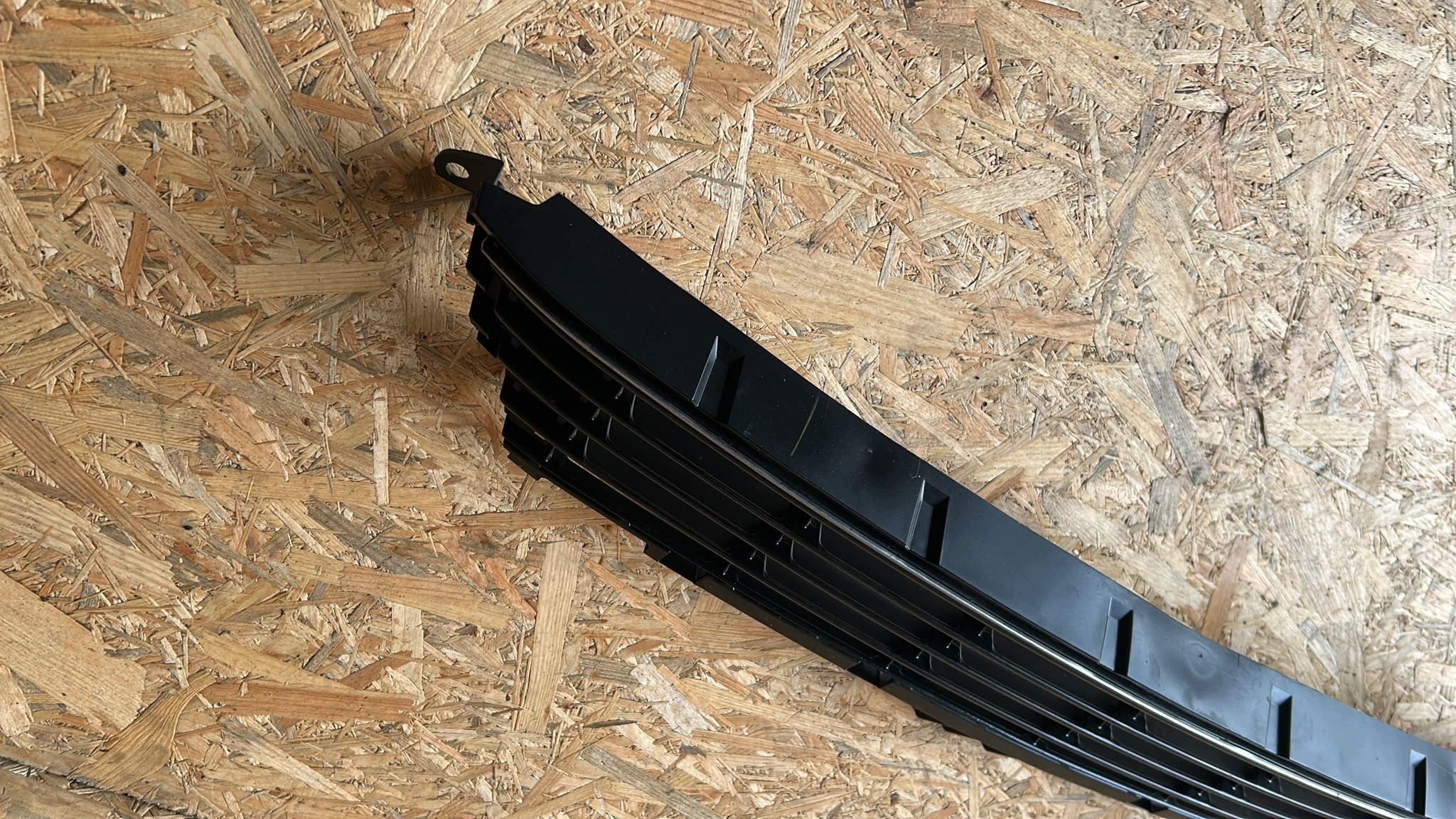 grid of a bumper central front front TOYOTA AURIS II 15-18