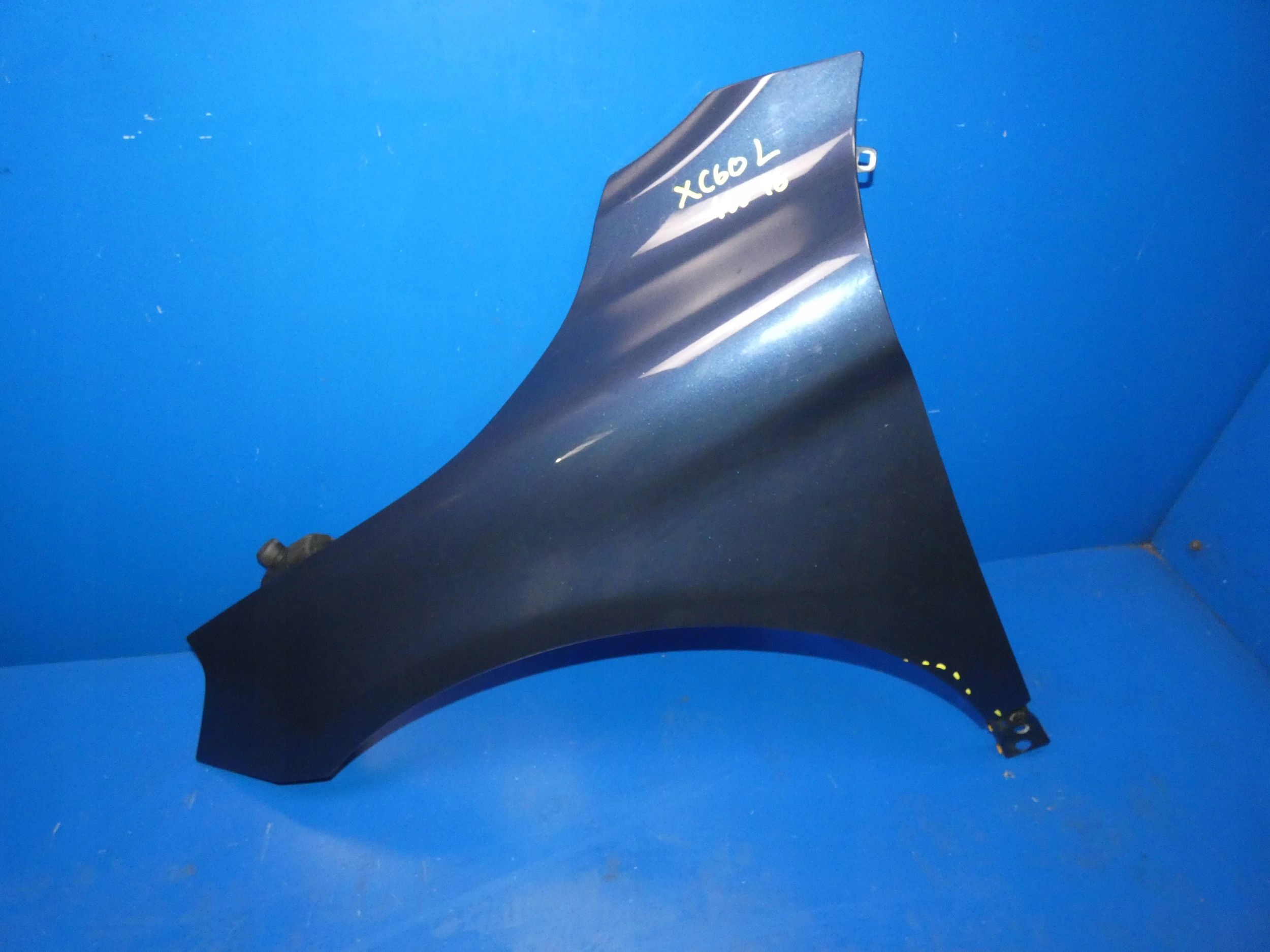 VOLVO XC60 and fender left front front - STAN as for FOTO