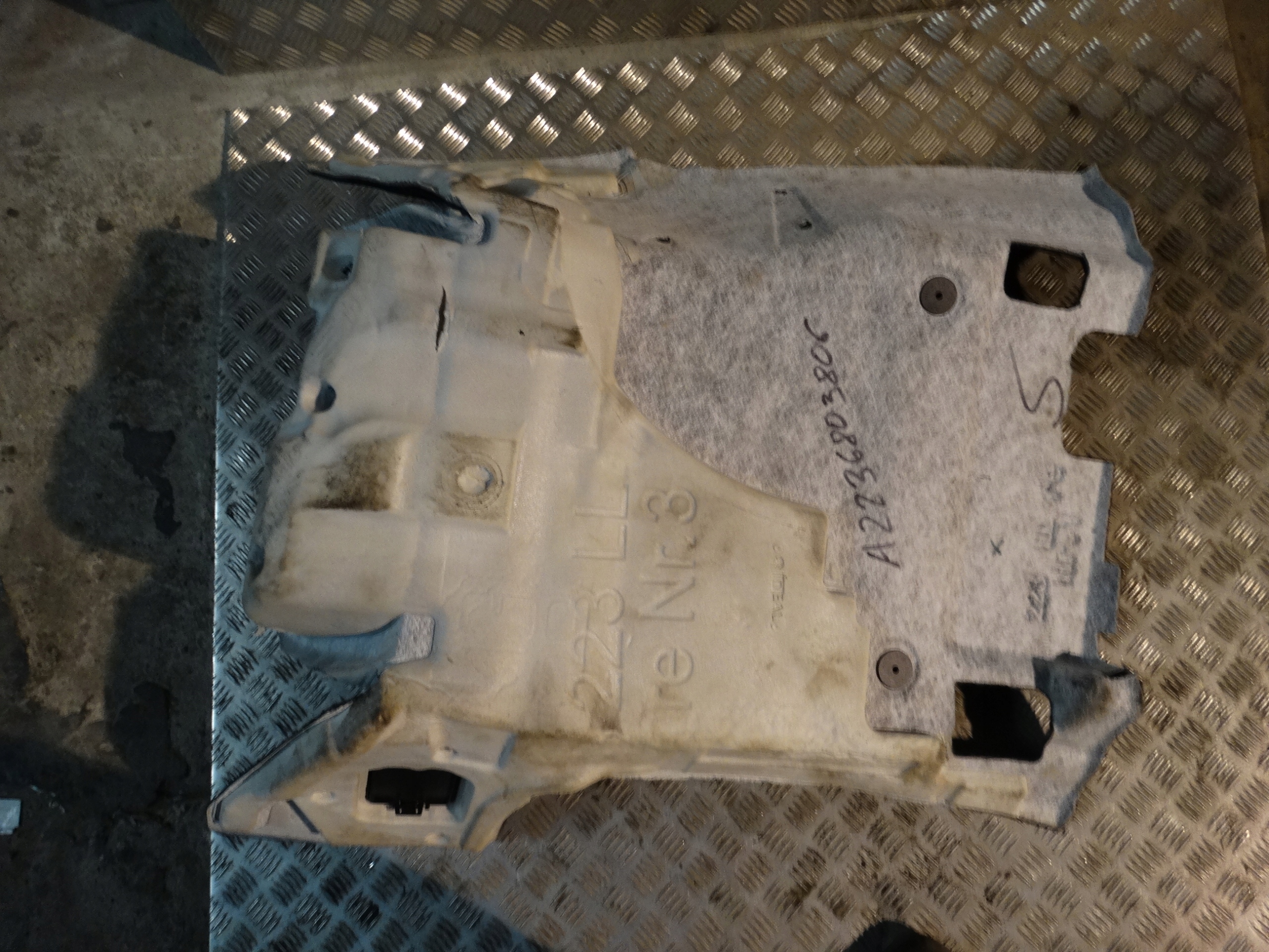 perfect condition carpet front front right MERCEDES W223 1