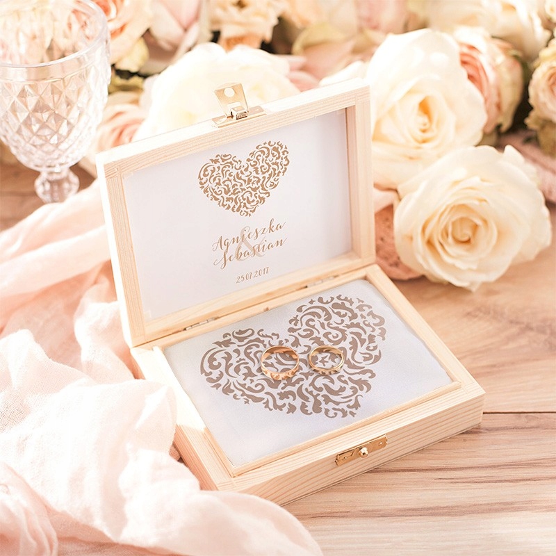 PUDEŁKO na obrączki drewniane KarmeLOVE Z IMIONAMI EAN (GTIN) 5904624112543