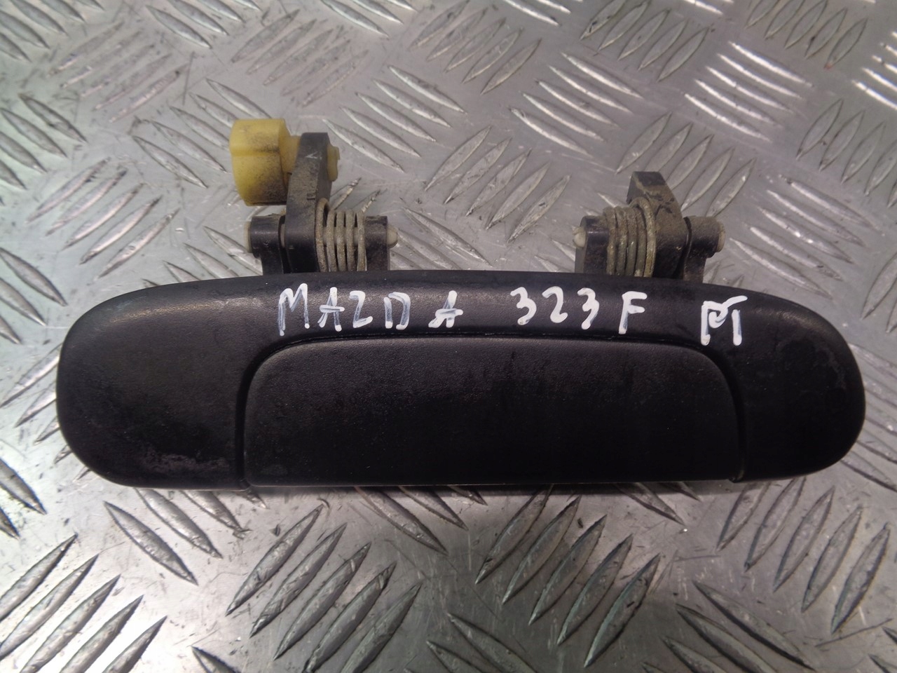ручка двери правый задний внешний mazda 323F BJ