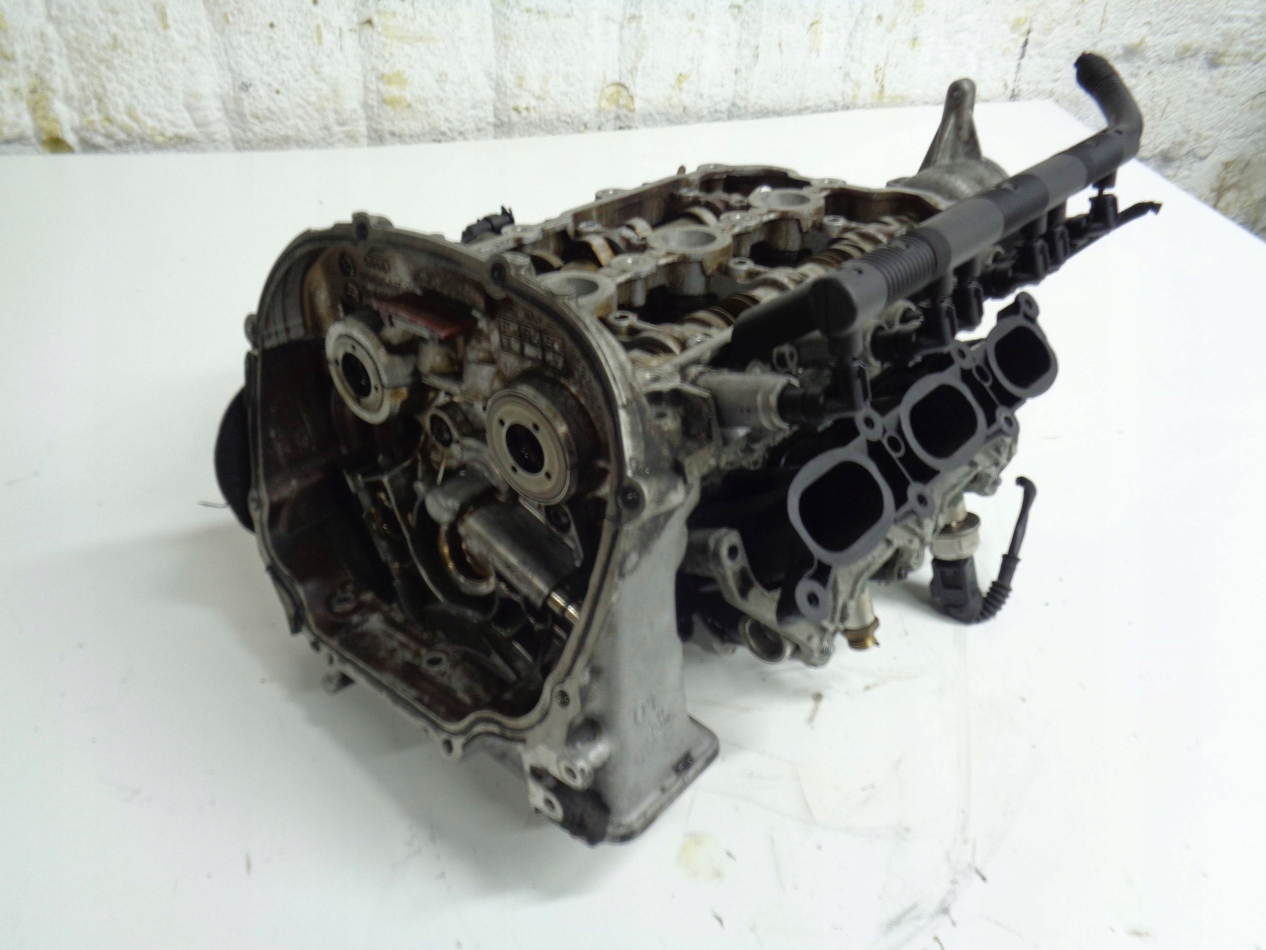 AUDI Q5 8R A5 8T A4 B8 A6 C7 2.8 3.2 FSI head. left 06E103403A