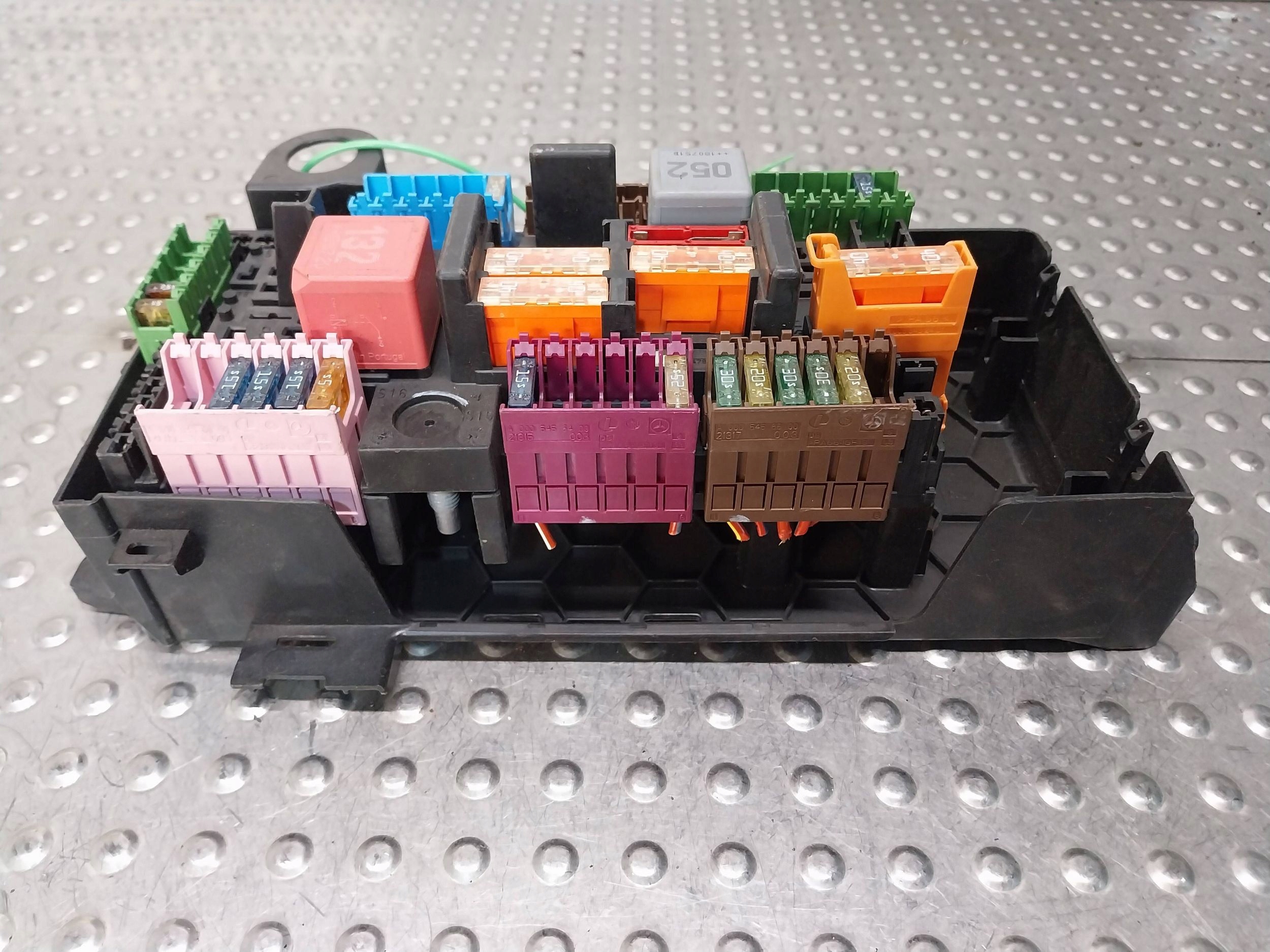 compartment of fuses MERCEDES W205