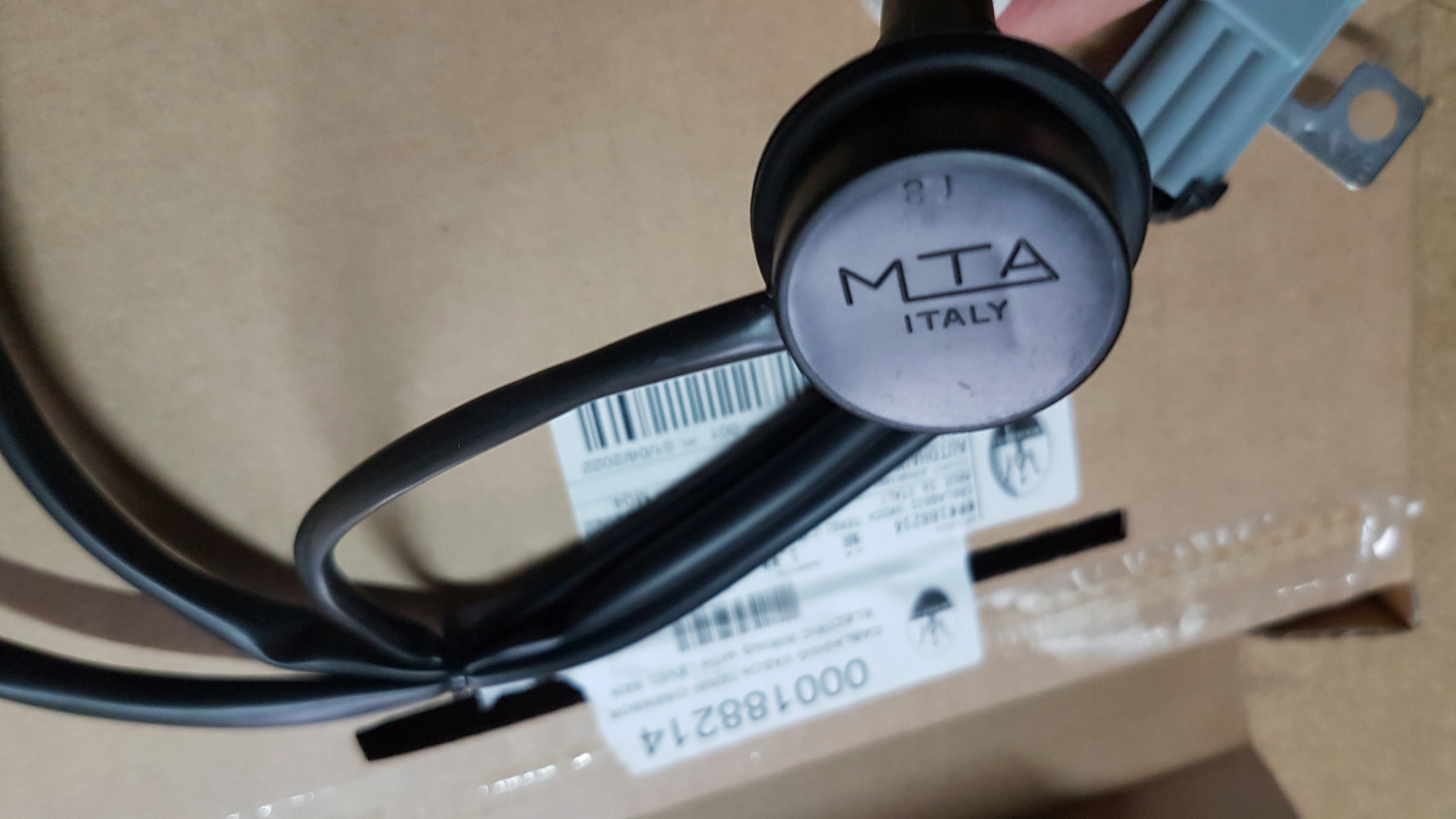 CZUJNIK POZIOMU PŁYNU SPRYSKIWACZY MASERATI GT Producent części Maserati OE