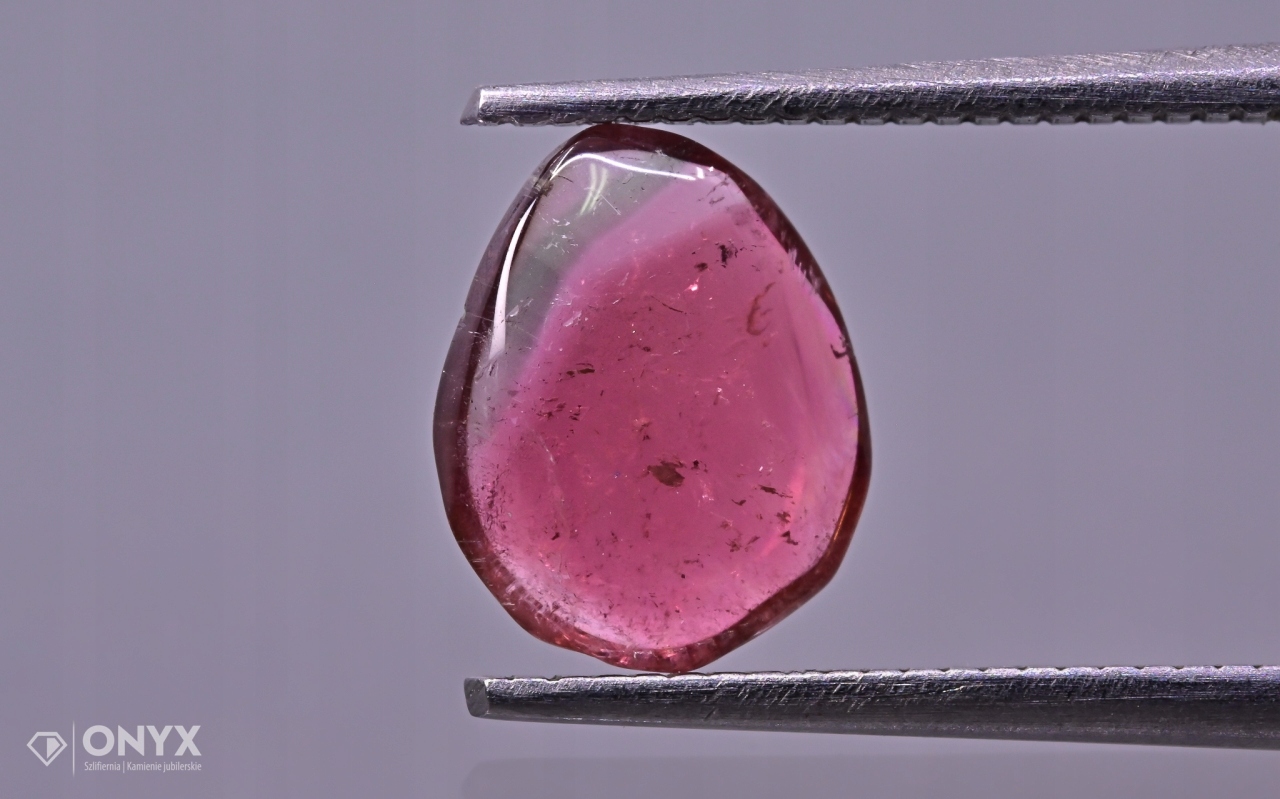 Turmalín konvexní nepravidelná dlažba 8,5x7 mm