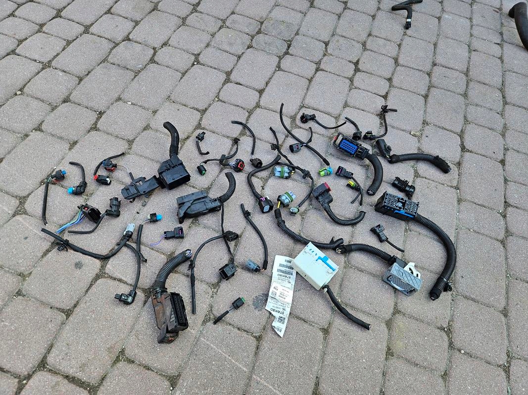 wiring kostka connecting spoiler B14XER bundle silni 1.2 1.4 Opel Corsa E 39065799