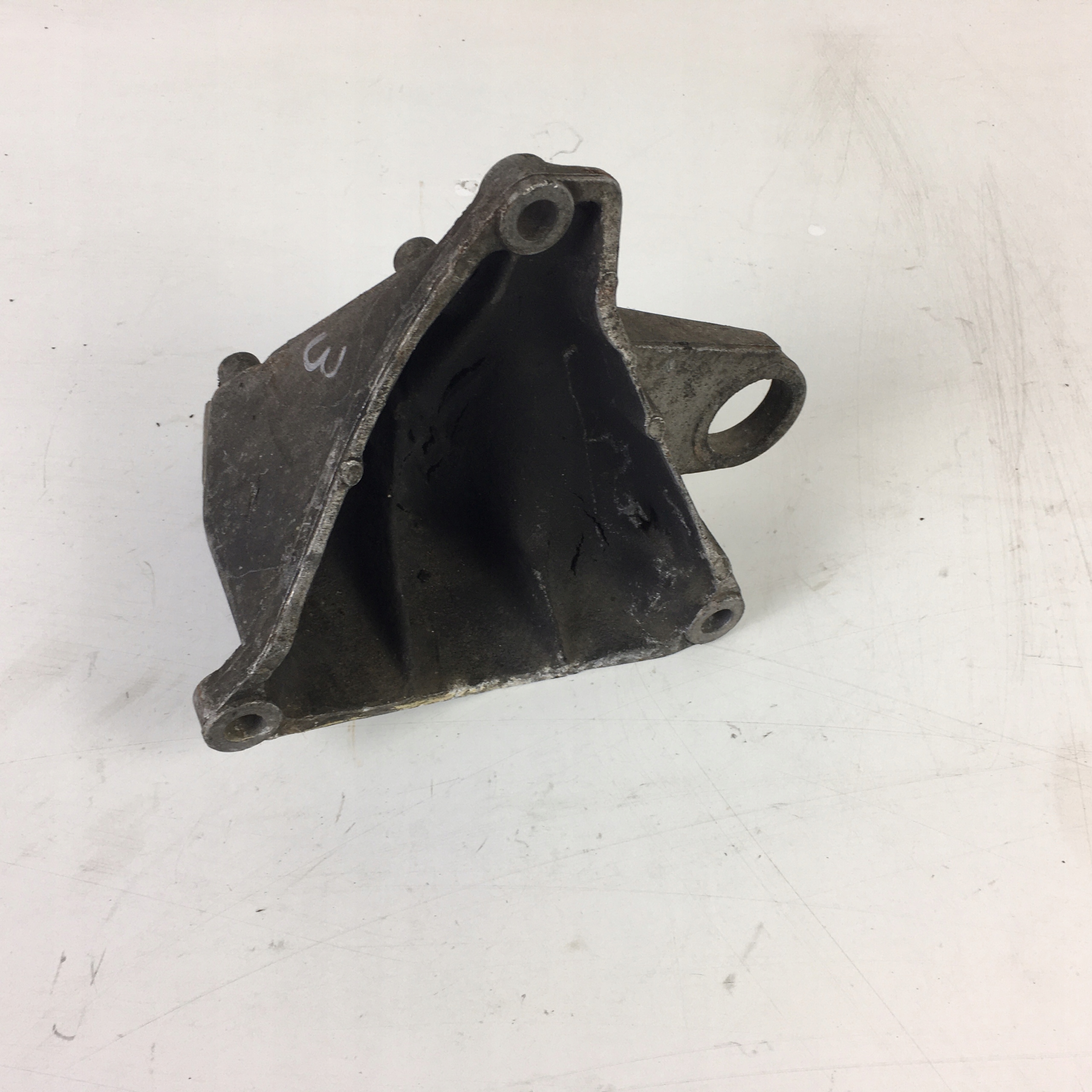 łapa wspornik uchwyt skrzyni audi a6 c5 2,5 tdi Producent części Volkswagen OE