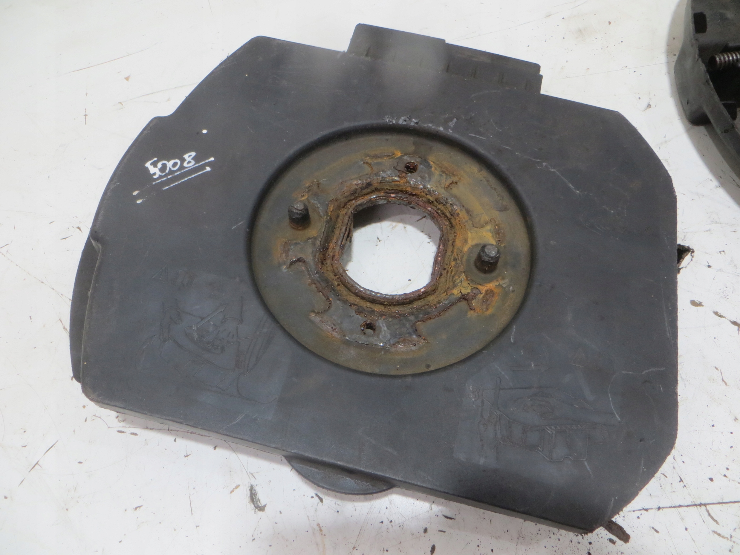 PEUGEOT 5008 I WSPORNIK KOŁA ZAPASOWEGO LEWAREK PODNOŚNIK Producent części Peugeot OE