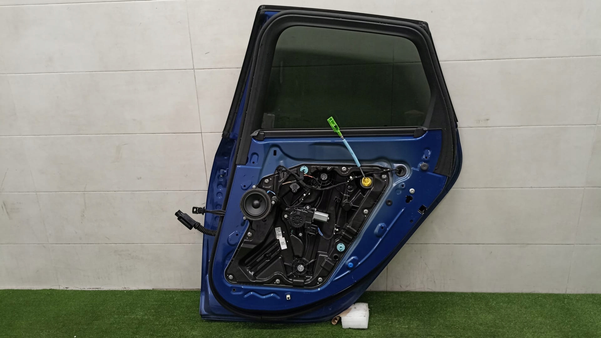 BMW U06 door left rear part C31 CIEMNA window