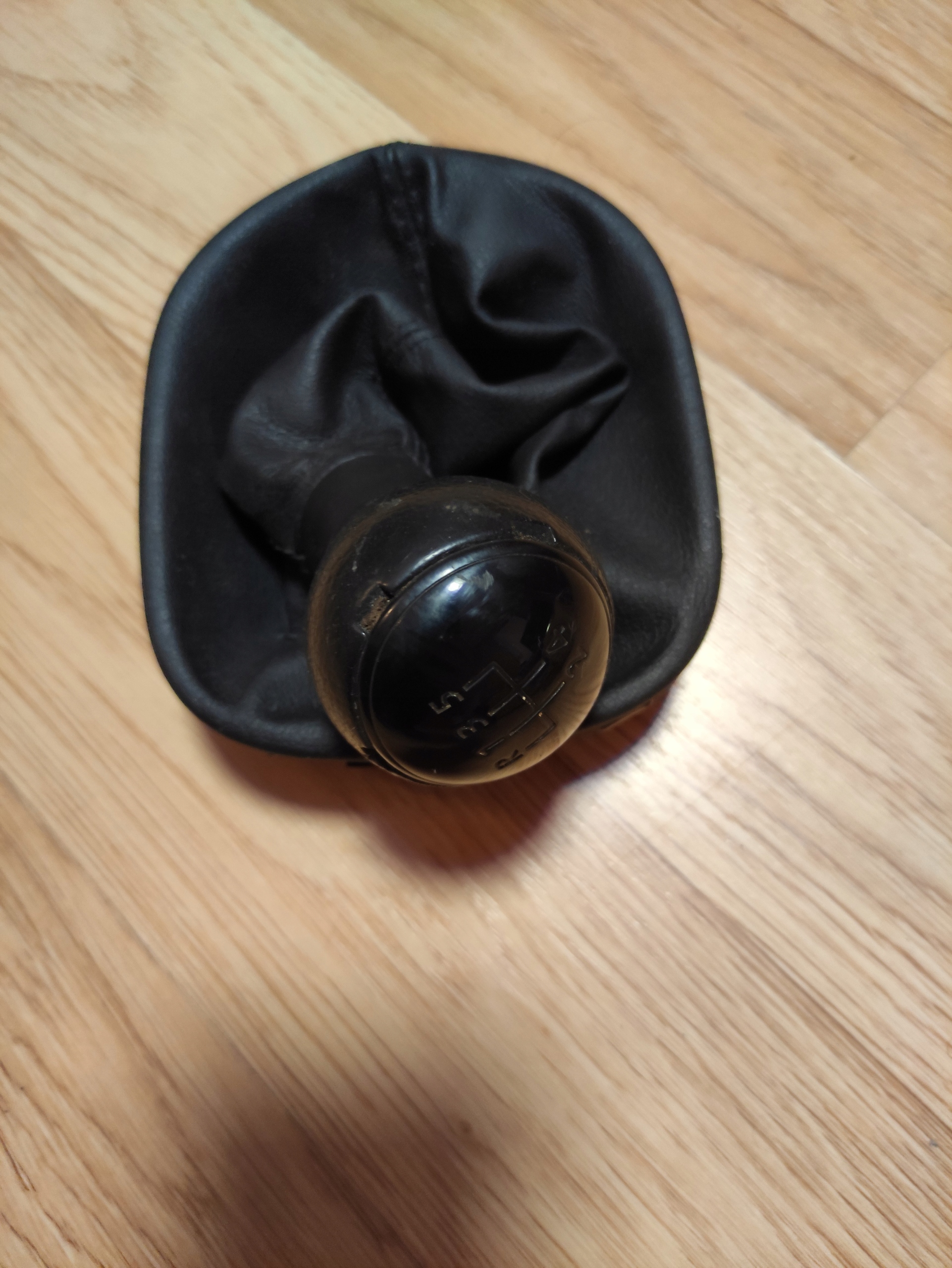 РУЧКА ПЕРЕМИКАННЯ ПЕРЕДАЧ VW CADDY 2K 5-СТУПІНЧАСТА РУЧНА