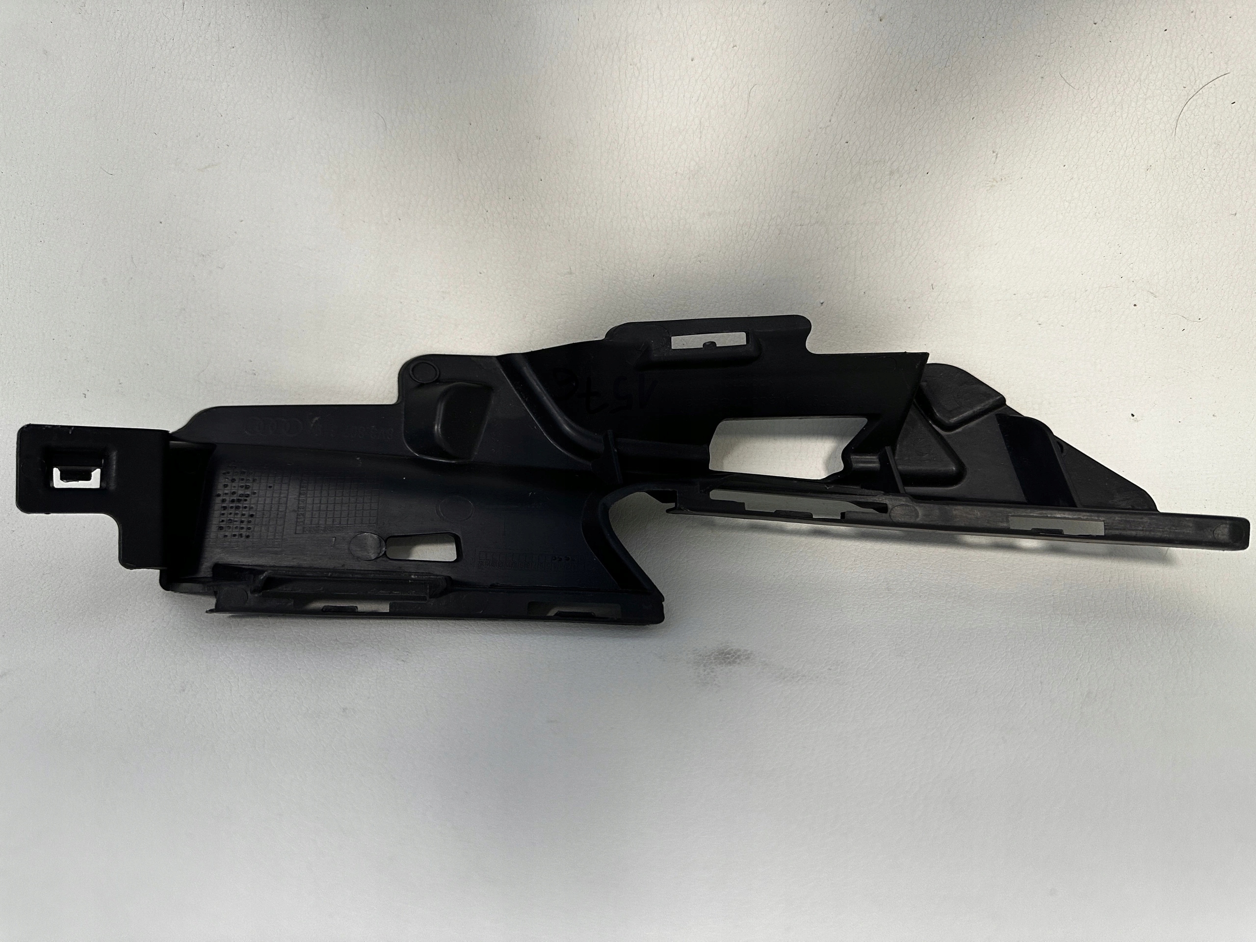 AUDI A3 8V ELEMENT ZAMYKAJACY nárazník předek levý 8V3807319