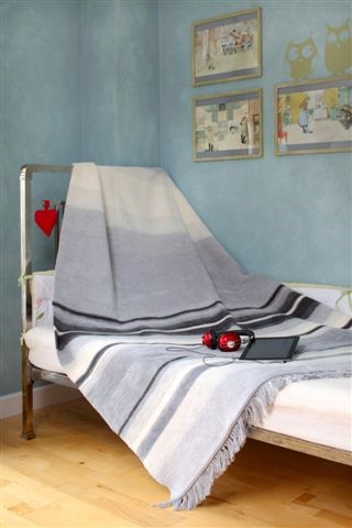 Akrylová bavlněná deka 150x200 bílá šedá grafitové pruhy přehoz pléd