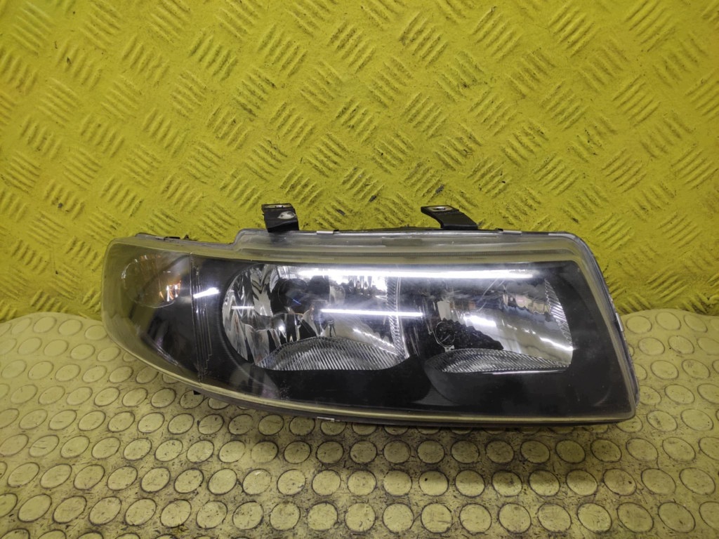 SEAT LEON and REFLEKTOR light right front