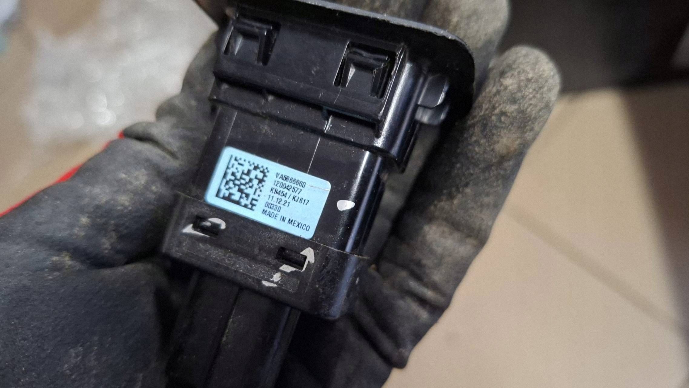 button of the opening bonnet boot Mazda CX-60 VA5866660