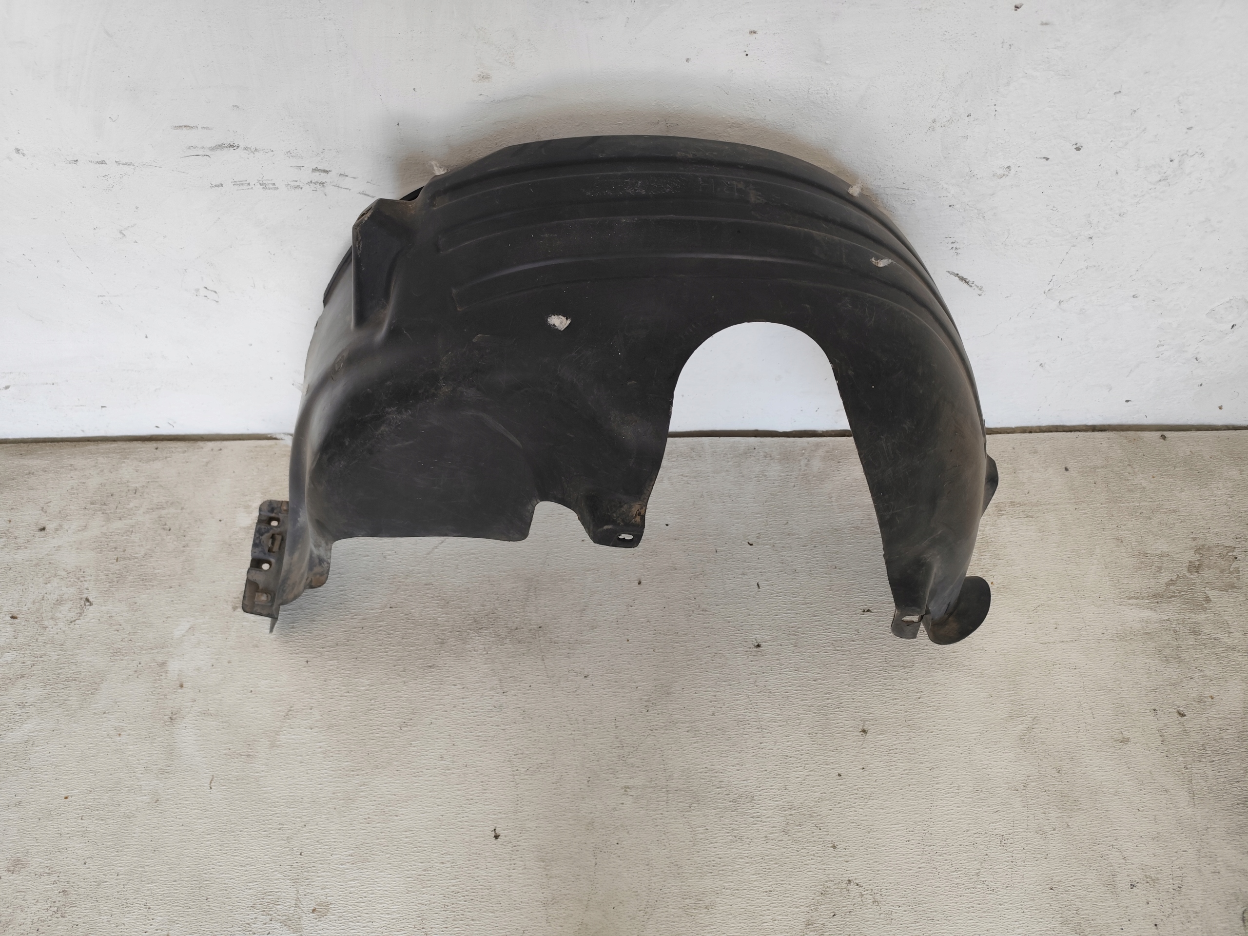CHEVROLET TRAX 2013 mudguard rear. right