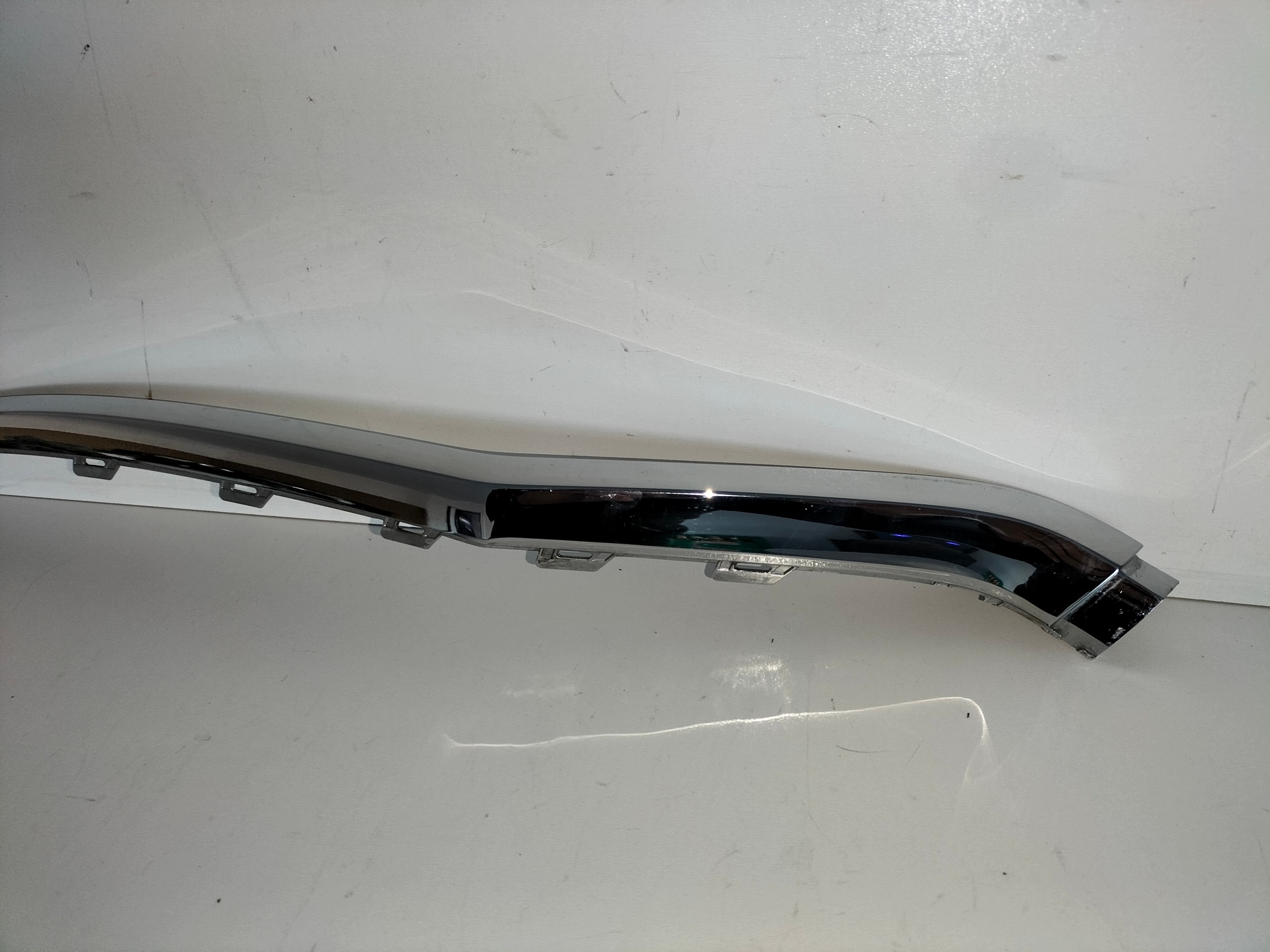 moulding cap chrom of a bumper front left VW T-ROC 17