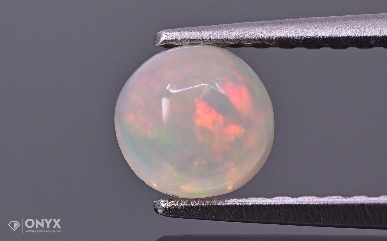 Opál z Etiopie kabošon kulatý fi 5,1 mm