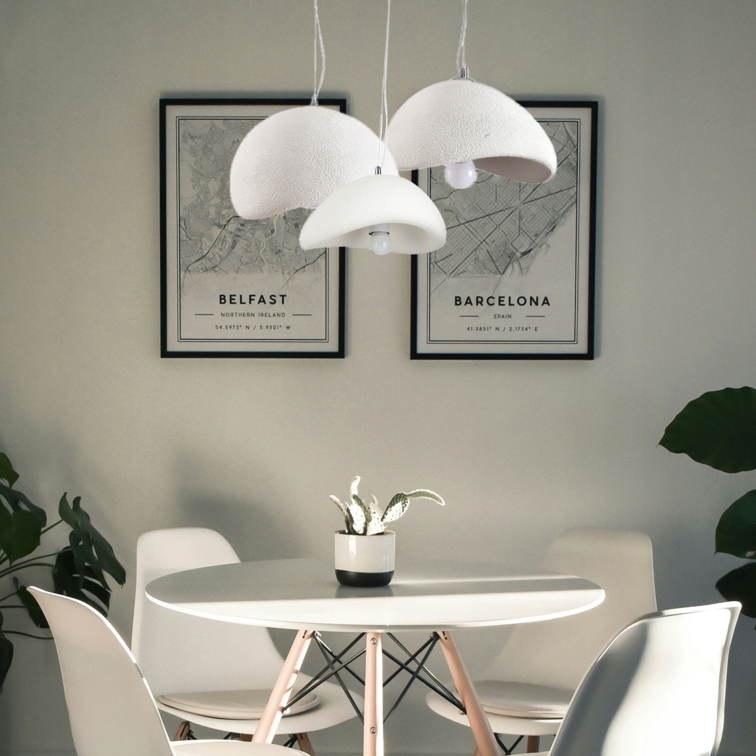 Závesná lampa Stone s matnou textúrou E27 nad jedálenským stolom