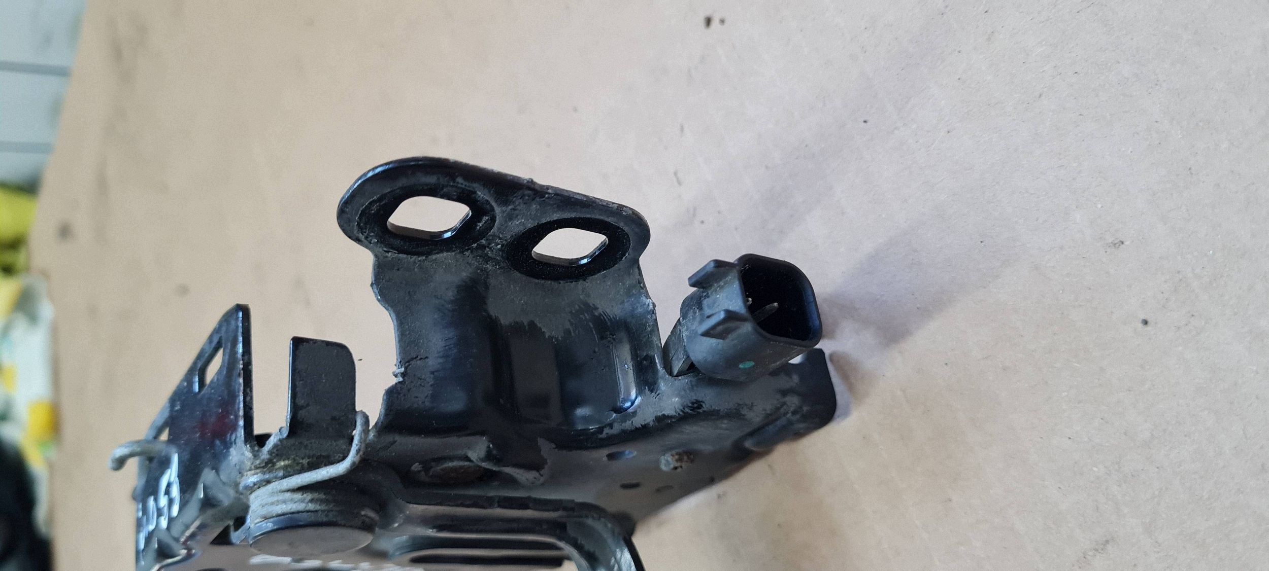 Chrysler Pacifica 2022 RYGIEL bonnet latch lock front front 68237953AF