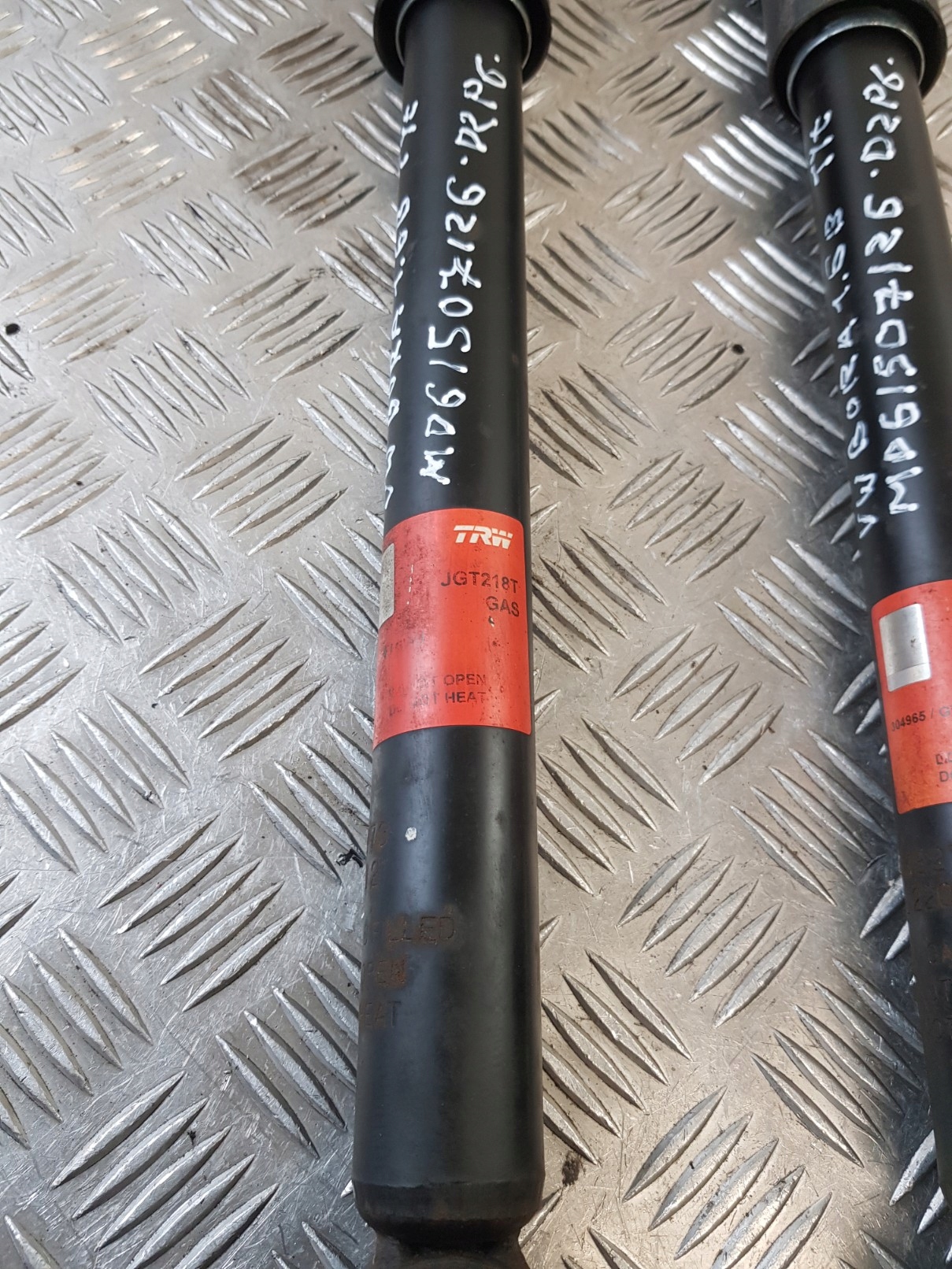 Stoßdämpfer heck KOMPLET VW BORA 1.6B
