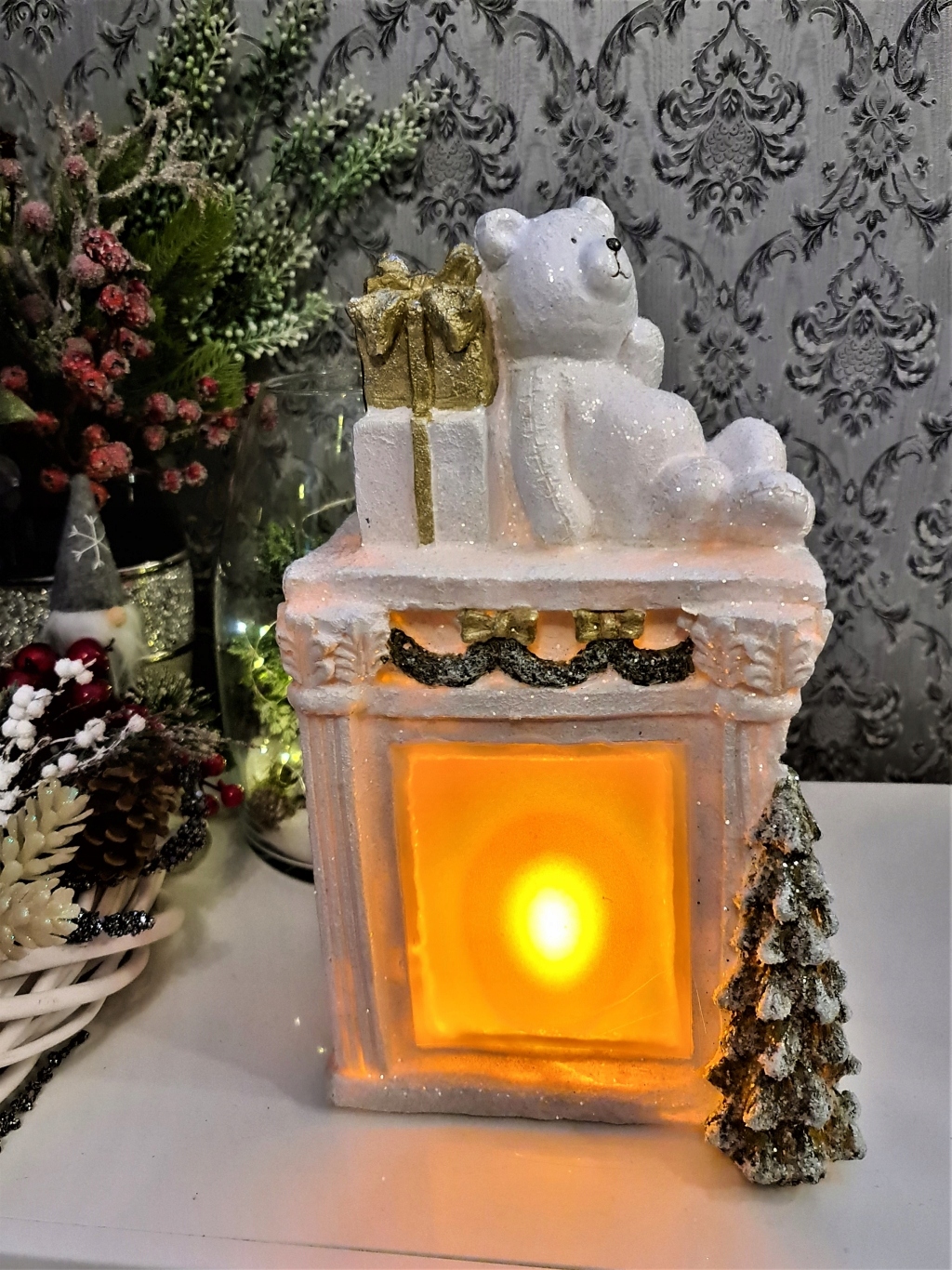 FIGURA ŚWIĄTECZNA KOMINEK Z NIEDŹWIADKIEM - led Motyw mikołaj