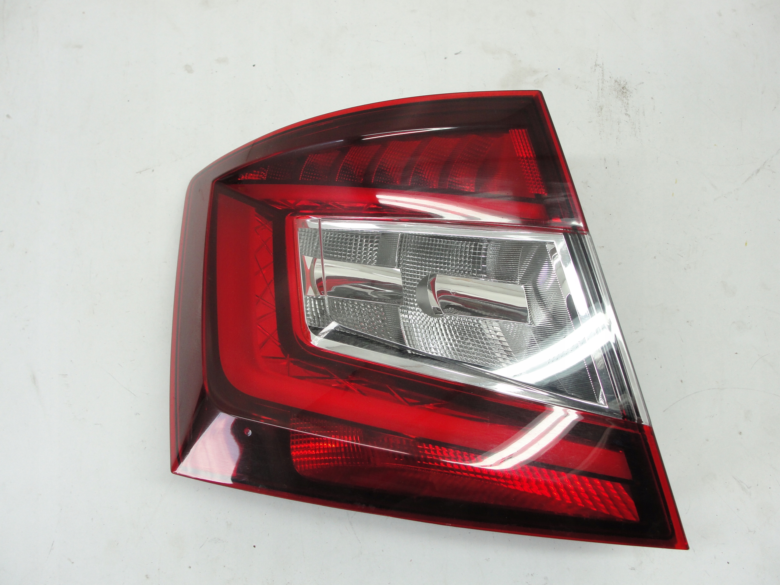 LAMPA TYŁ LEWA SKODA FABIA III LIFT 2018- 6V9945207