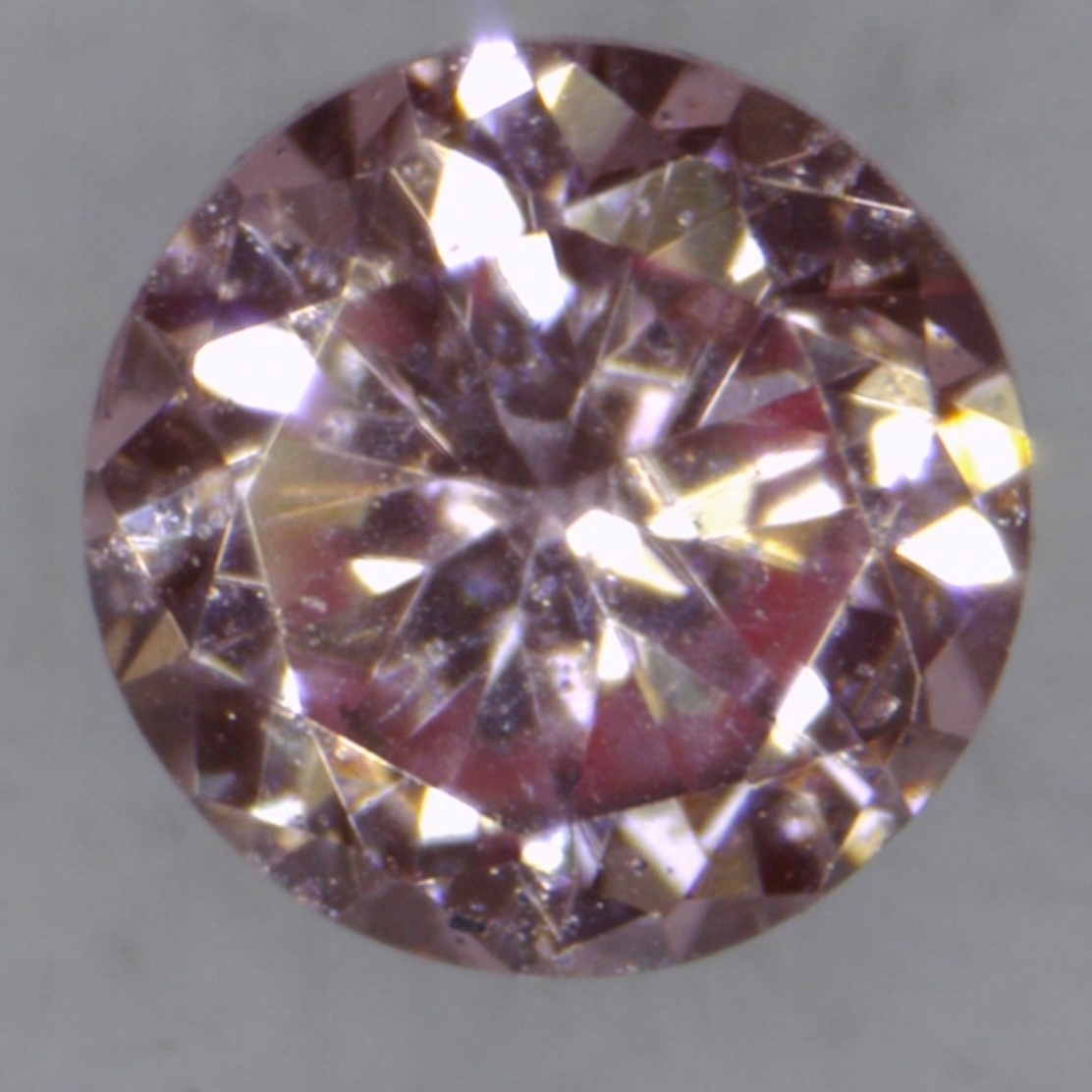 Přírodní diamant <0.01 ct Růžový SI1 Briliant certifikát Wbd