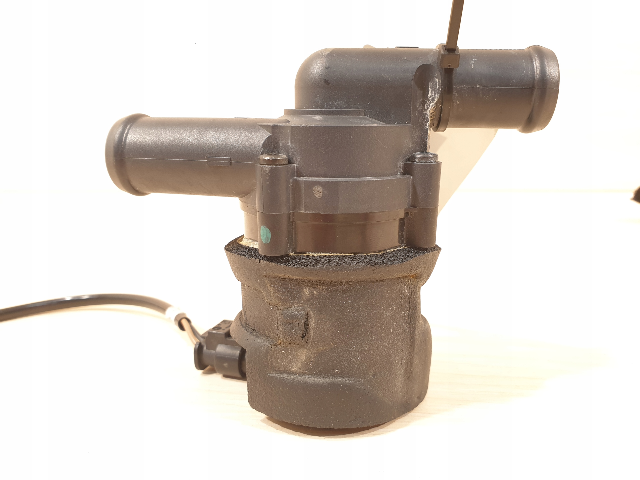 9017985A. 09312; - VOLVO S80 V70 XC70 насос циркуляції води WEBASTO