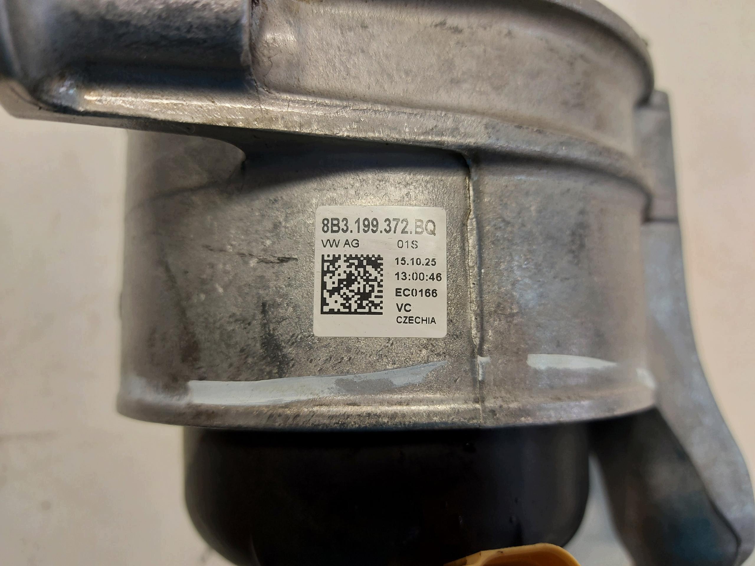 AUDI A5 8B3 B10 AVANT 2.0 TDI engine mount right 8B3199372BQ