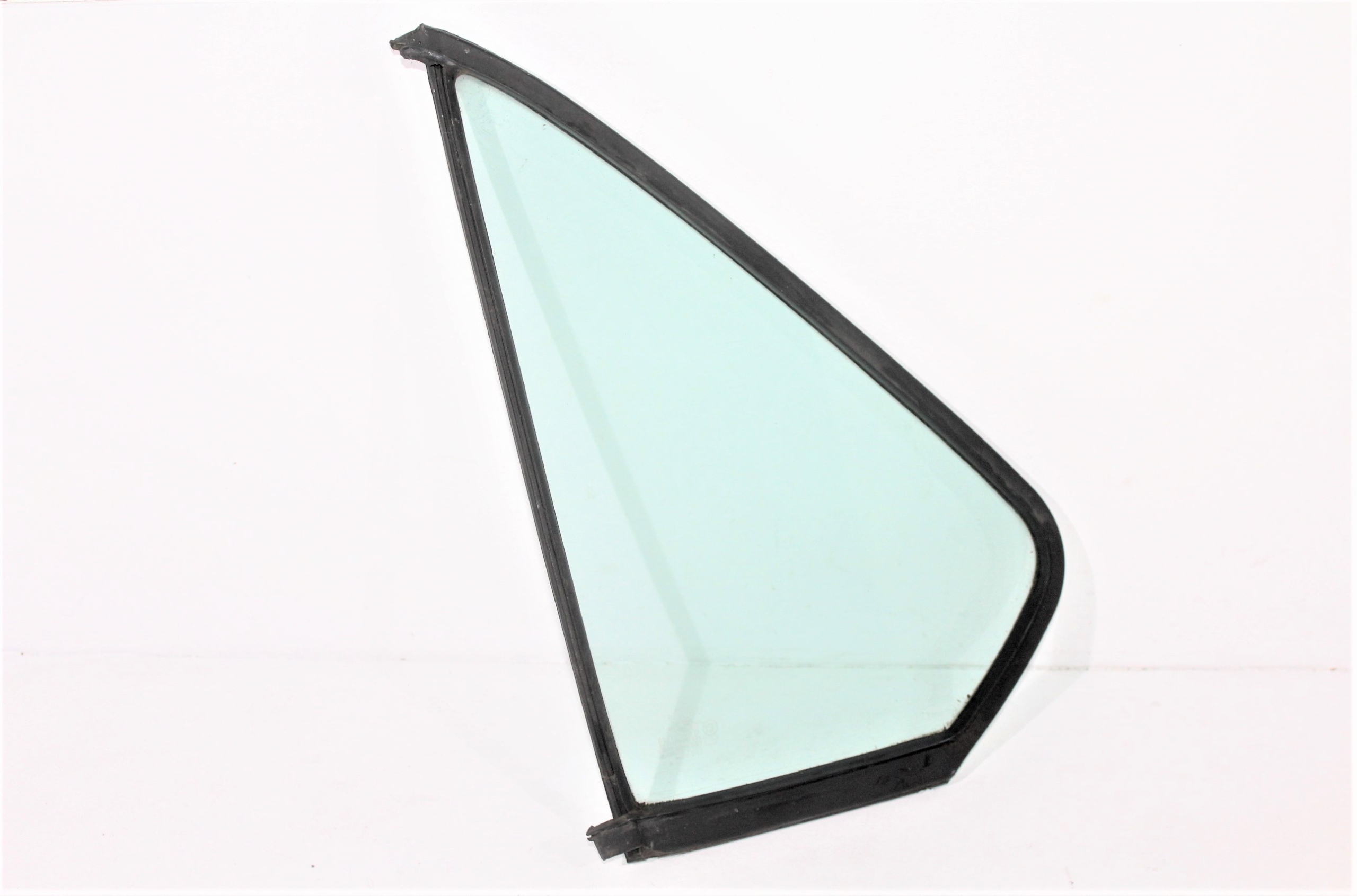 1809722 - BMW 5 E12 седан стекло треугольник двери п зд