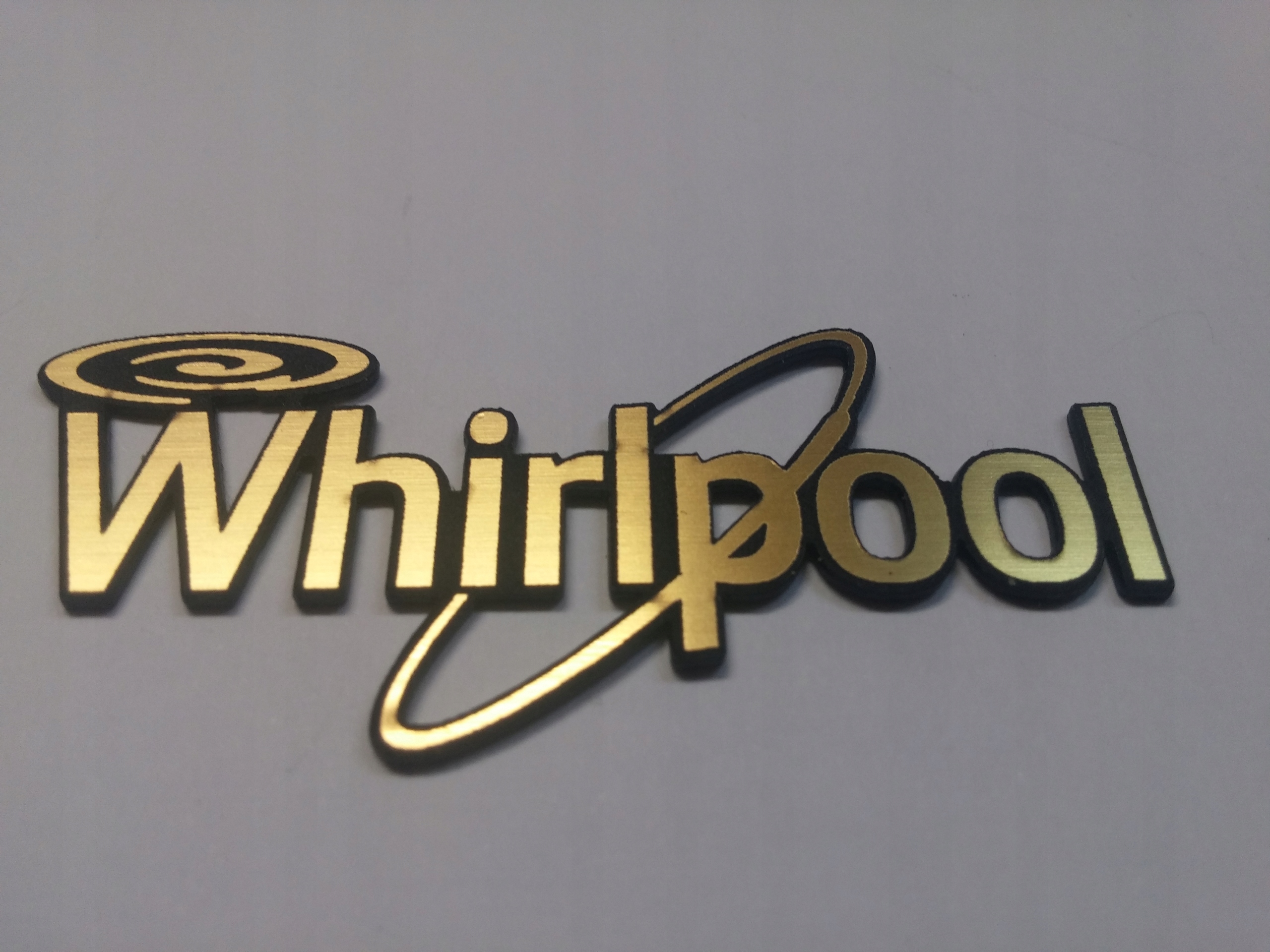 

Whirlpool naklejka emblemat 65 x 30 mm *złota