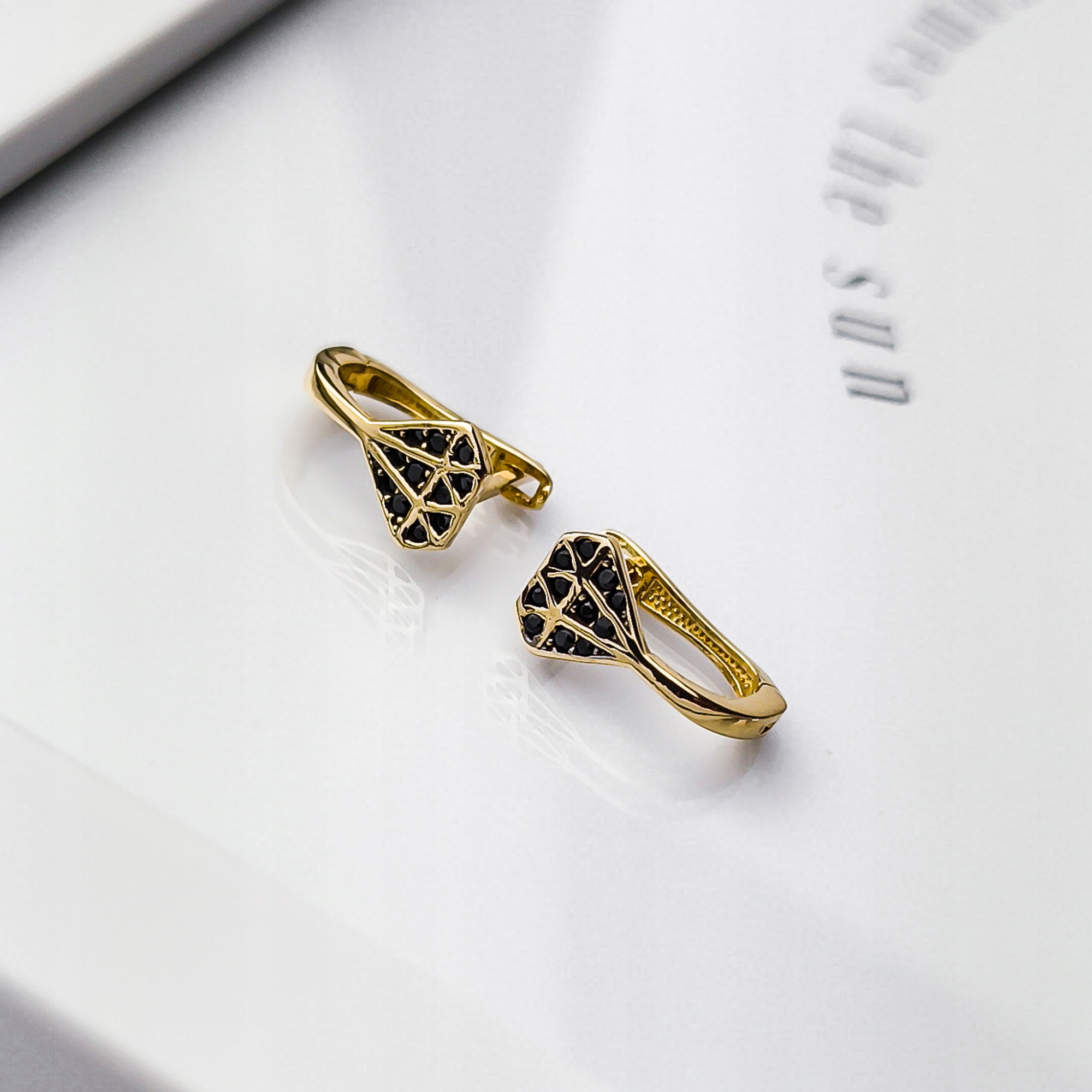 Zlaté náušnice s diamanty na anglickém zapínání 585