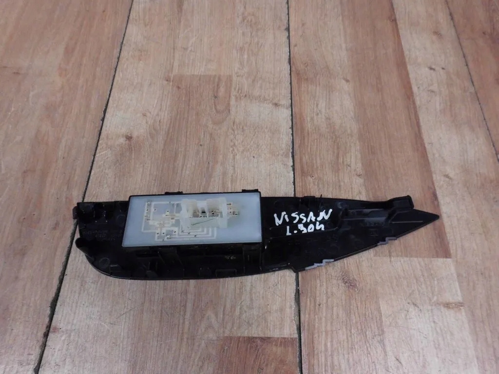 Nissan Qashqai II switch windows right front