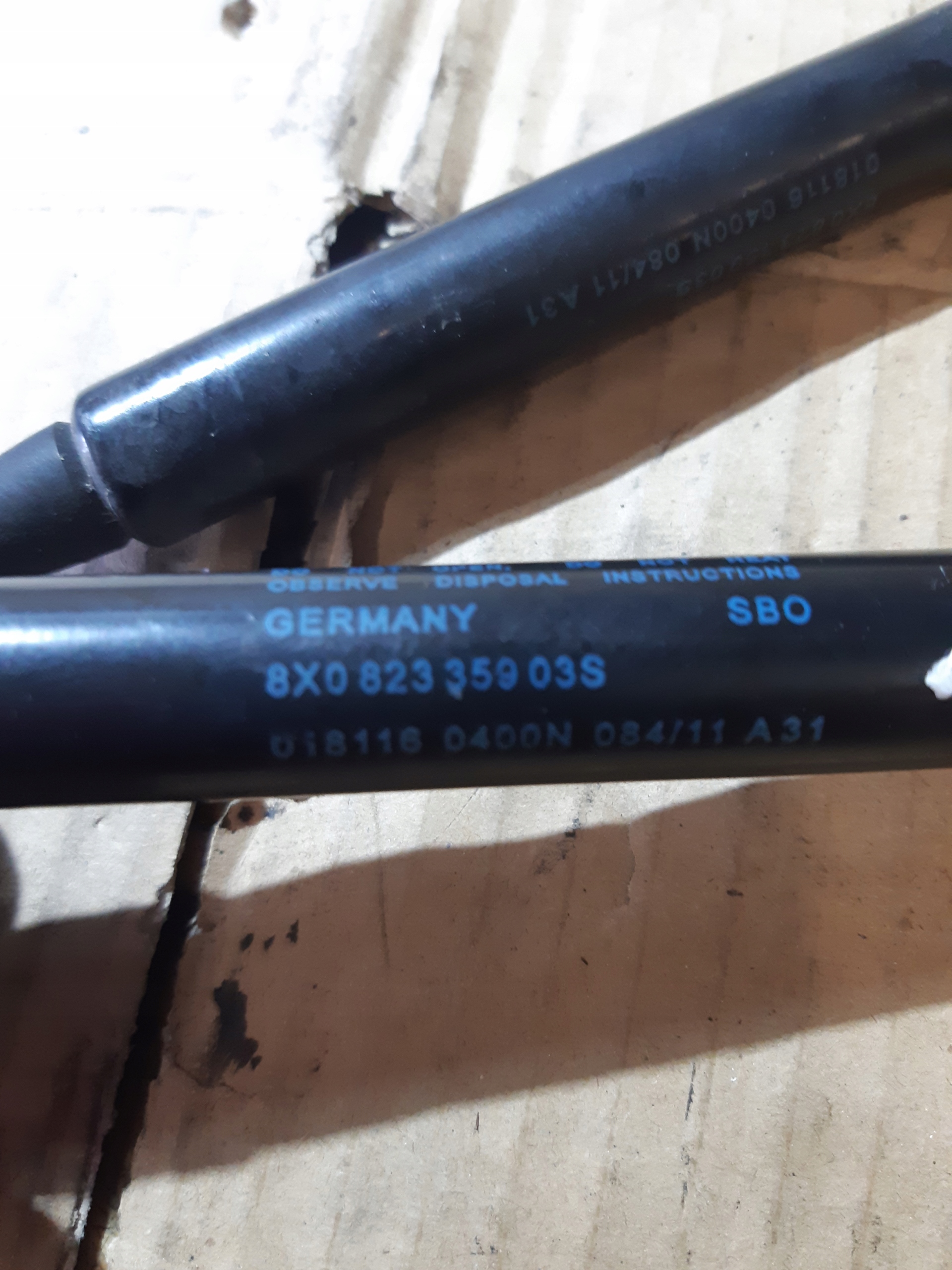 AUDI A1 8X bonnet hinges left right KOMPLET 8X0823301 8X0823302