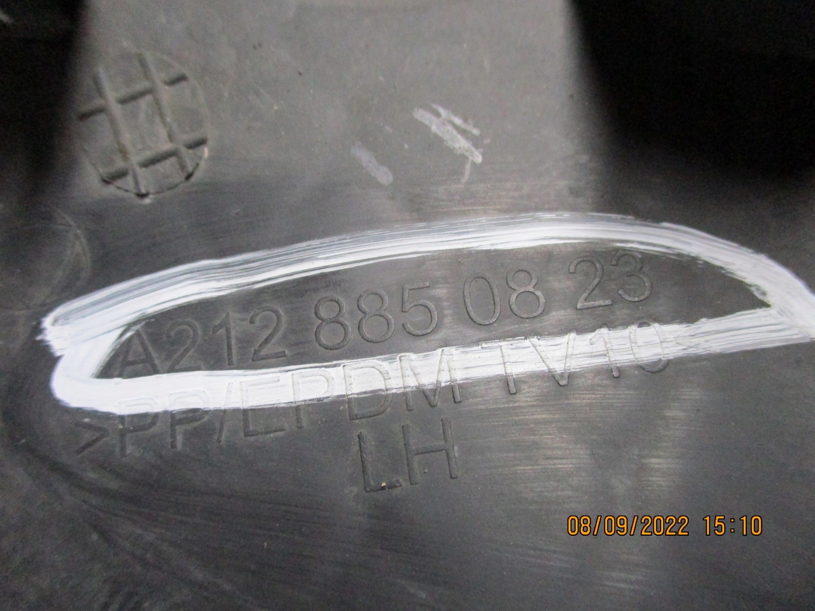 grid of a bumper MERCEDES E KLASA A2128850823 left