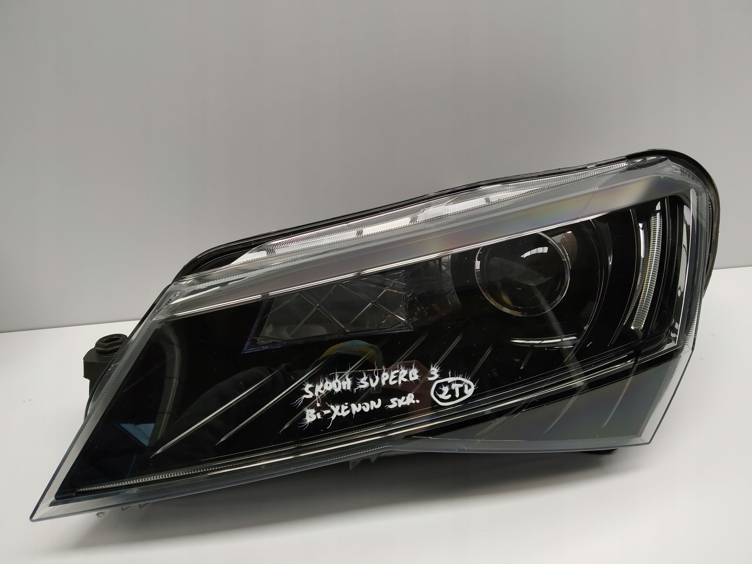 2015r + Skoda SuperB III reflektor light Bi Xenon LED left Om 3V1941015B