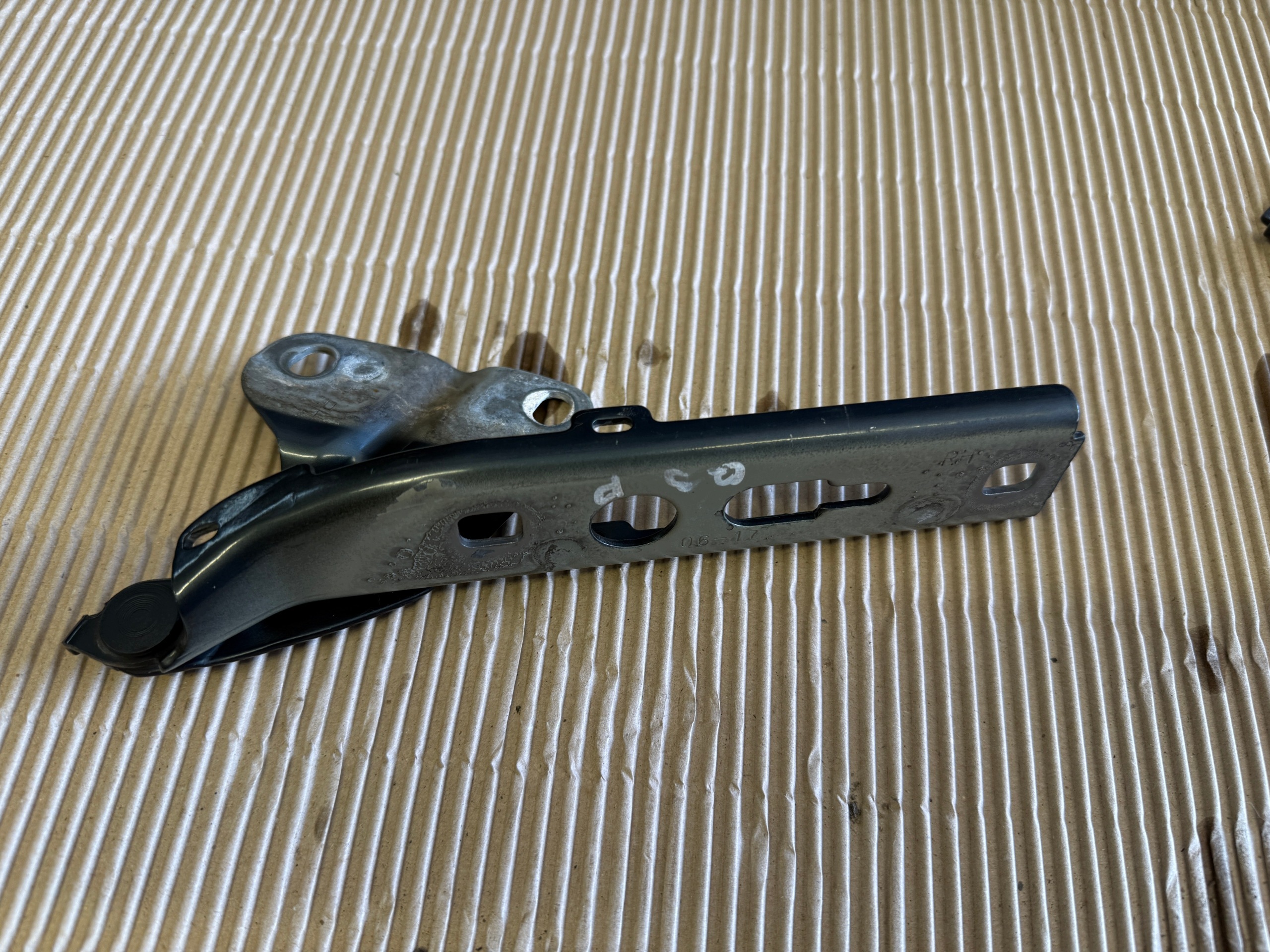 AUDI Q3 8U LIFT hinge bonnets right 8U0823302